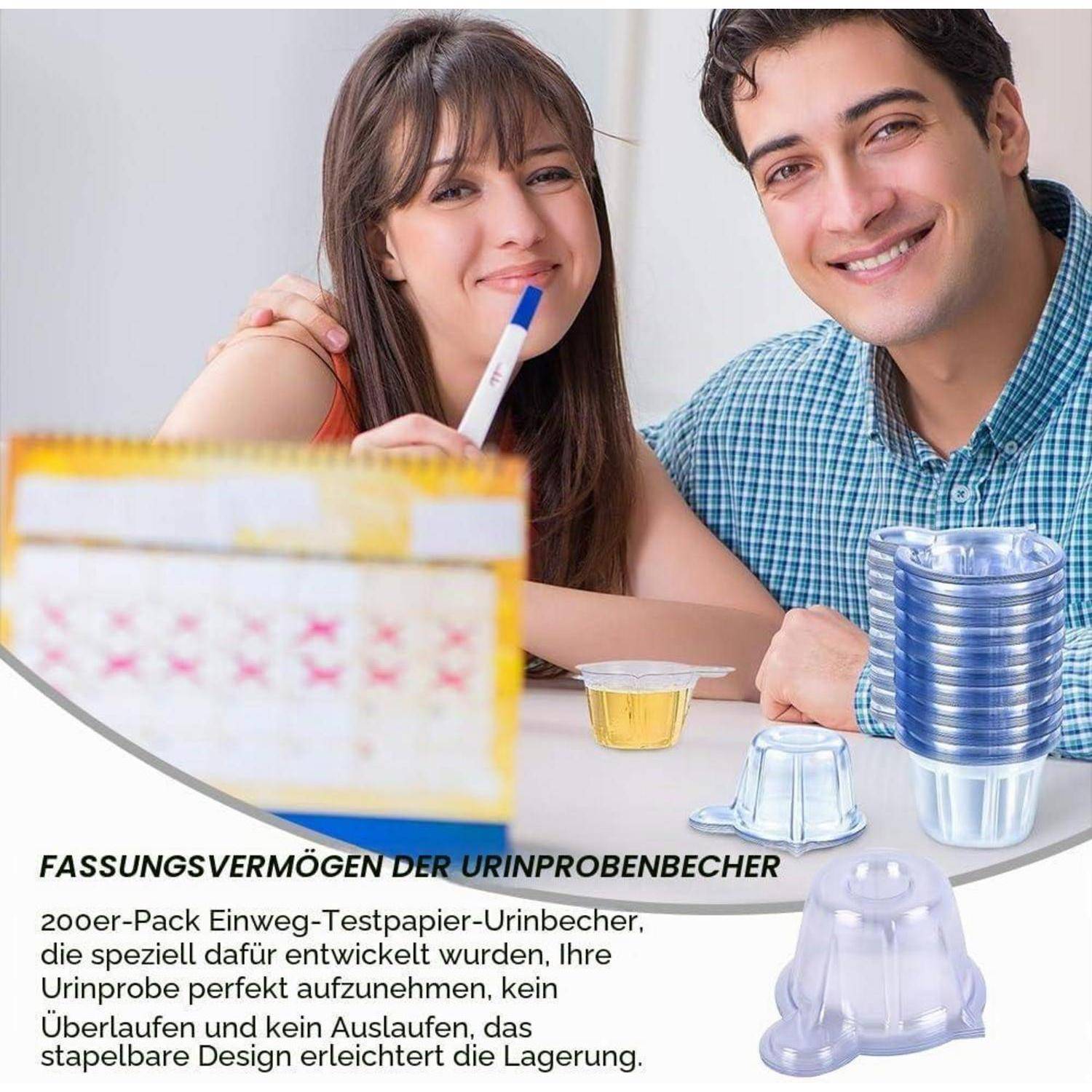 Lächelndes Paar mit Schwangerschaftstest und Urinprobenbecher; deutsche Anzeige liest „FASSUNGSVERMÖGEN DER URINPROBENBECHER