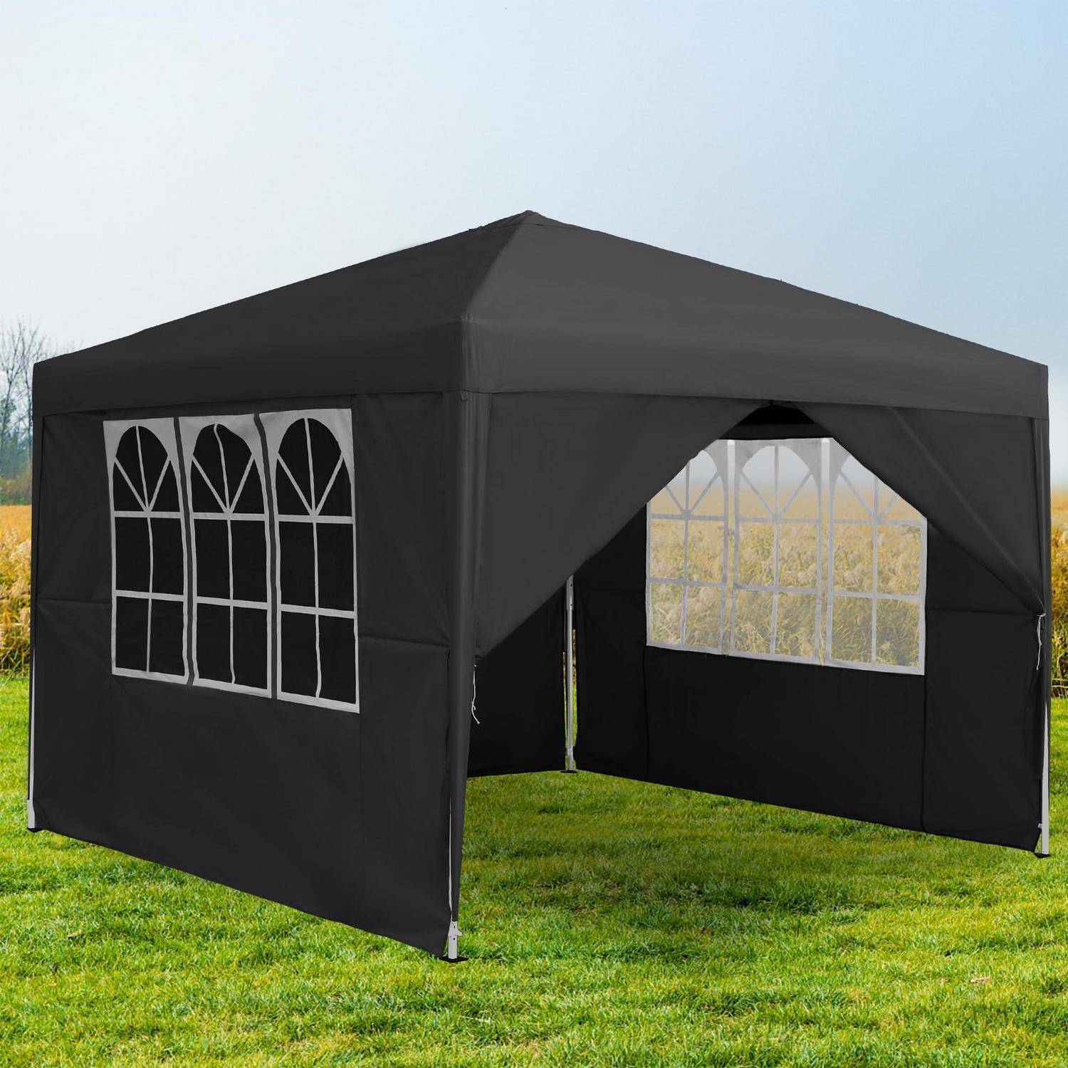 Schwarzes Pop-up-Kuppelzelt mit gewölbten Fensterfeldern, geöffnet auf Gras im Freien dargestellt.