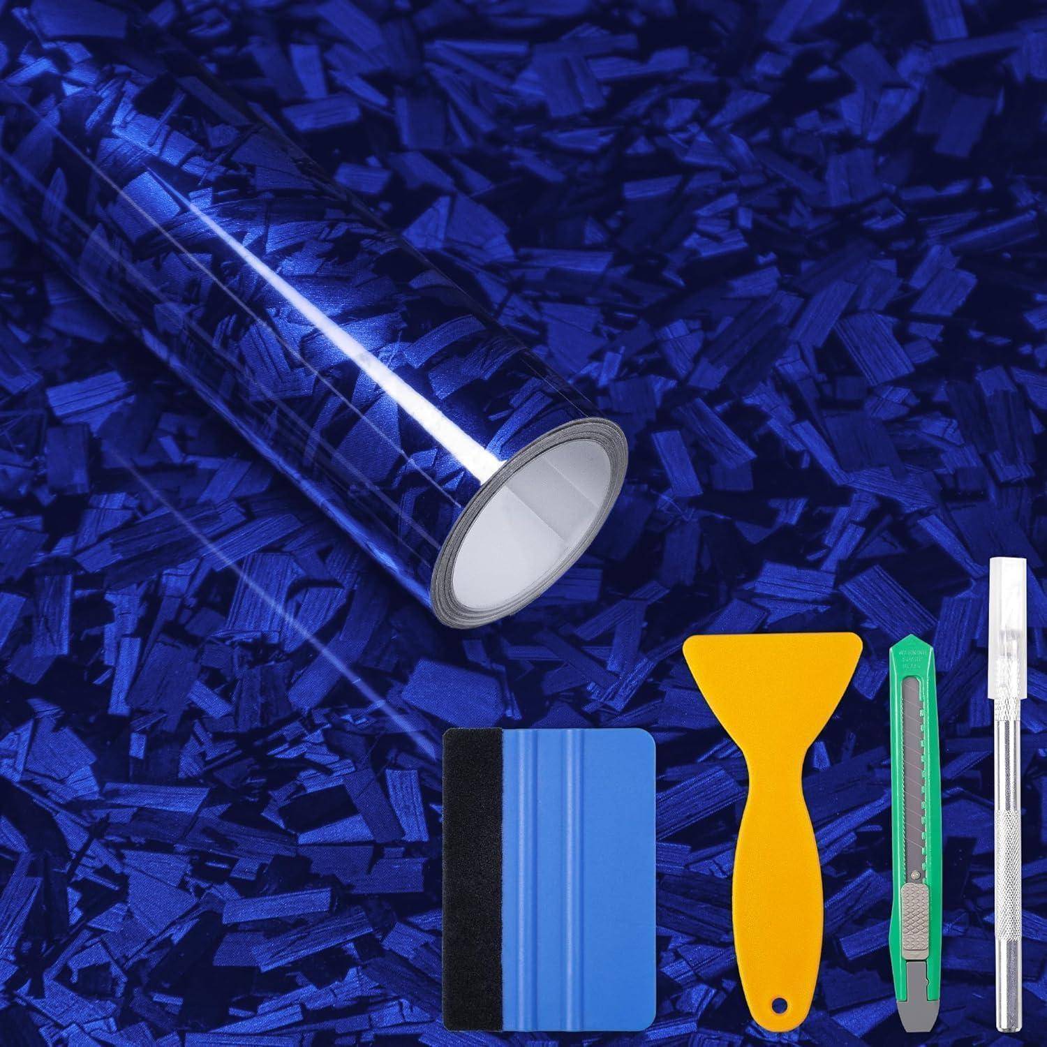 Blauer quetscherartiger Zylinder mit Reinigungswerkzeugen darunter: gelber Schaber, Universalmesser und stiftähnlicher Marker auf blauem strukturiertem Hintergrund.