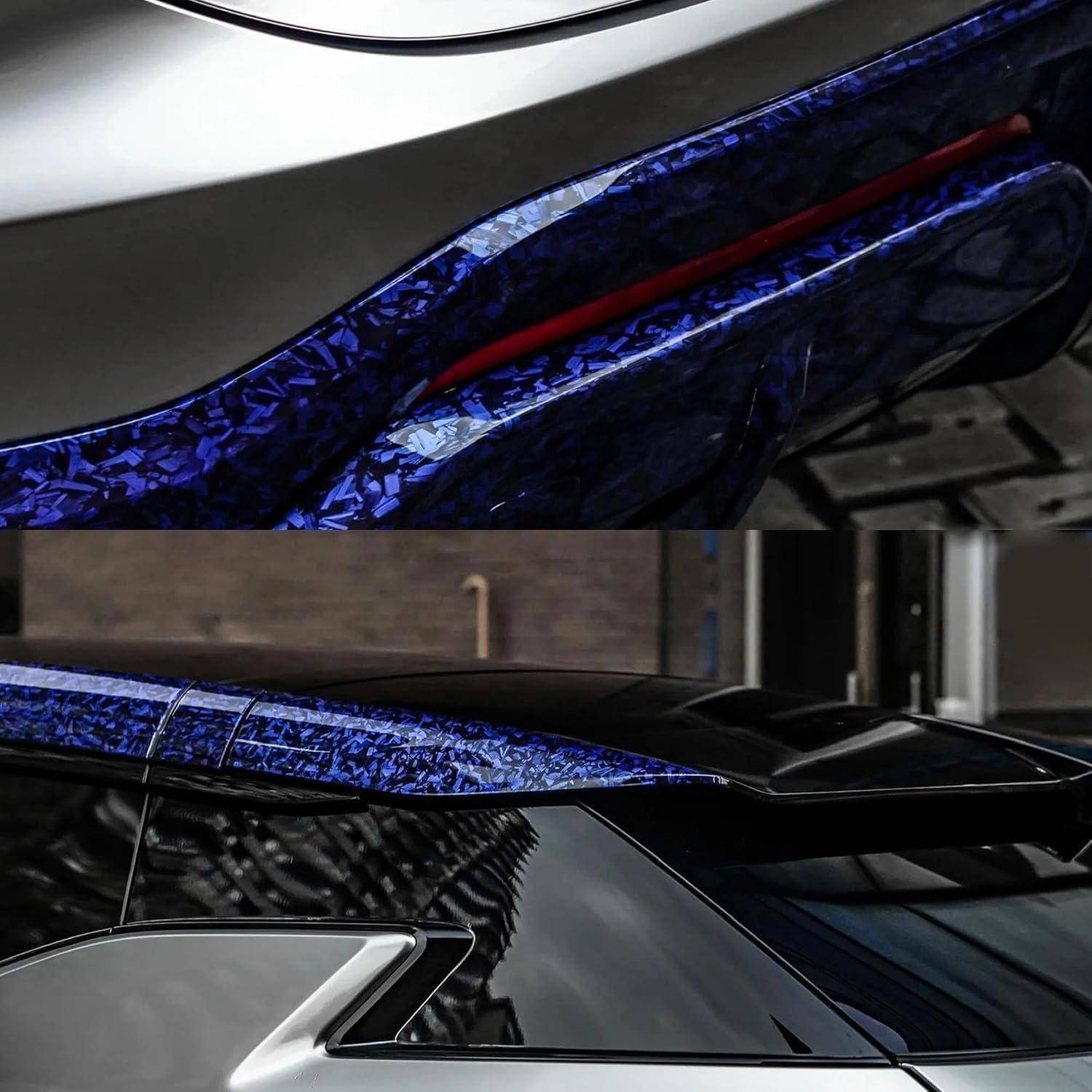 Nahaufnahme eines Heckspoilers/Dachjspoilers eines Autos mit blauer Kohlefaseroptik und einem roten Akzentstreifen auf einem schwarzen Fahrzeug.