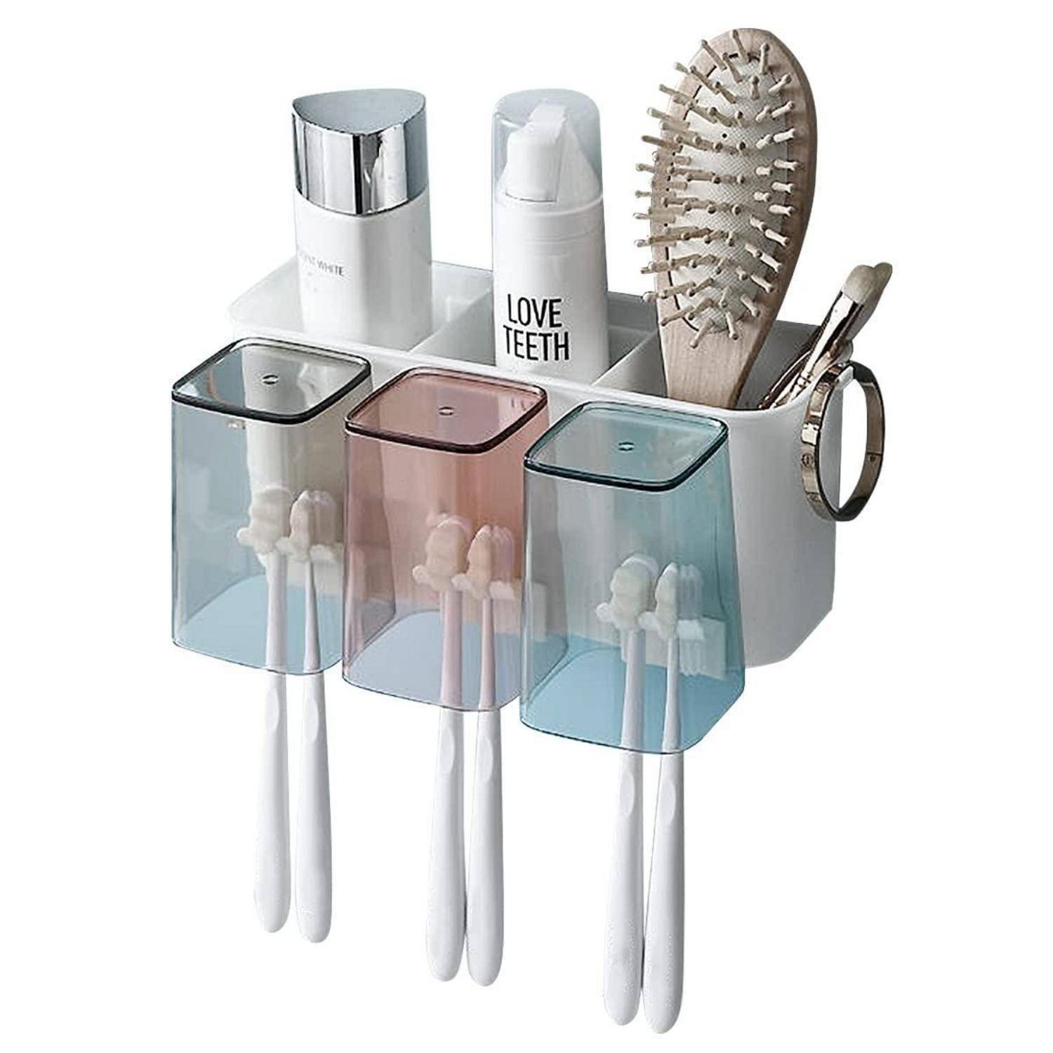 Wandmontierter Badezimmerorganizer mit Zahnbürsten, Zahnpasta, einer Haarbürste und Toilettenartikeln in durchsichtigen Aufbewahrungsbehältern.