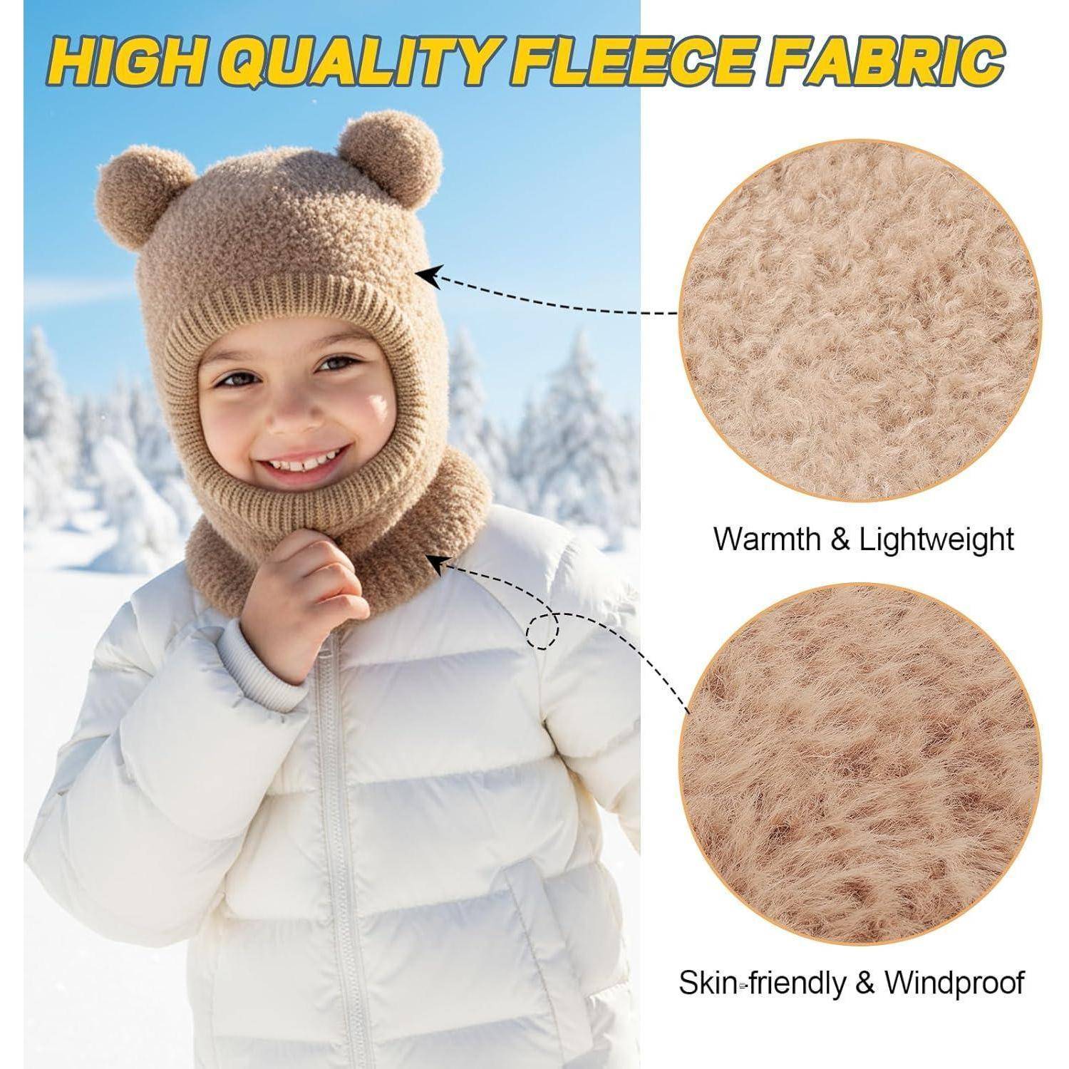 Kind trägt beige Fleece-Sturmmaske und weiße Winterjacke im Schnee, mit Beschriftungen, die Nahaufnahmen des Stoffes und Text zeigen: „HOCHWERTIGER FLEECE-STOFF", „Wärme & Leichtgewicht"" und „Hautfreundlich & Winddicht"".