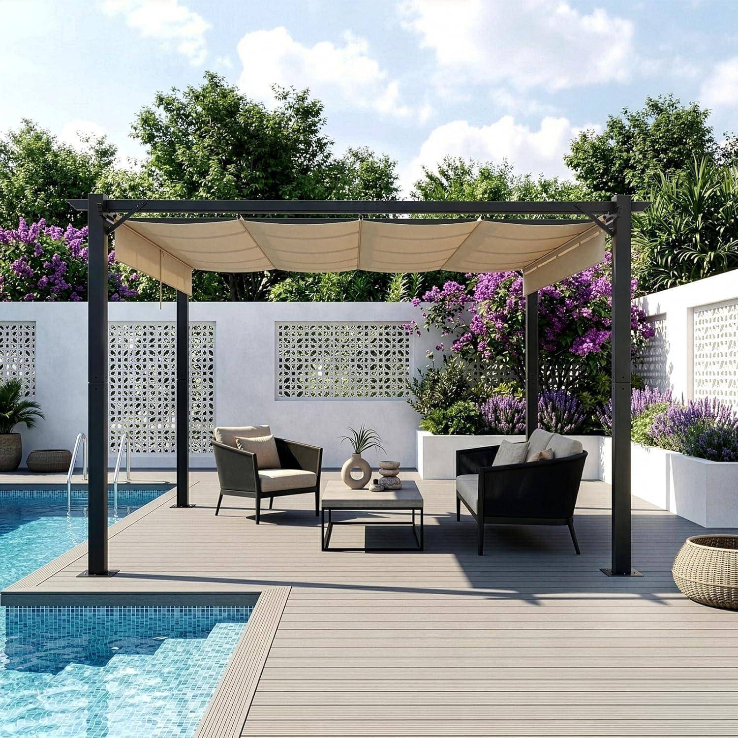 Modische Poolside-Terrasse mit einem beigen Markisen-Pergola, Außensitzgelegenheiten und niedrigem Tisch auf einem Holzdeck neben einem Schwimmbecken und weißen Datenschutzwänden mit violetten Blüten.