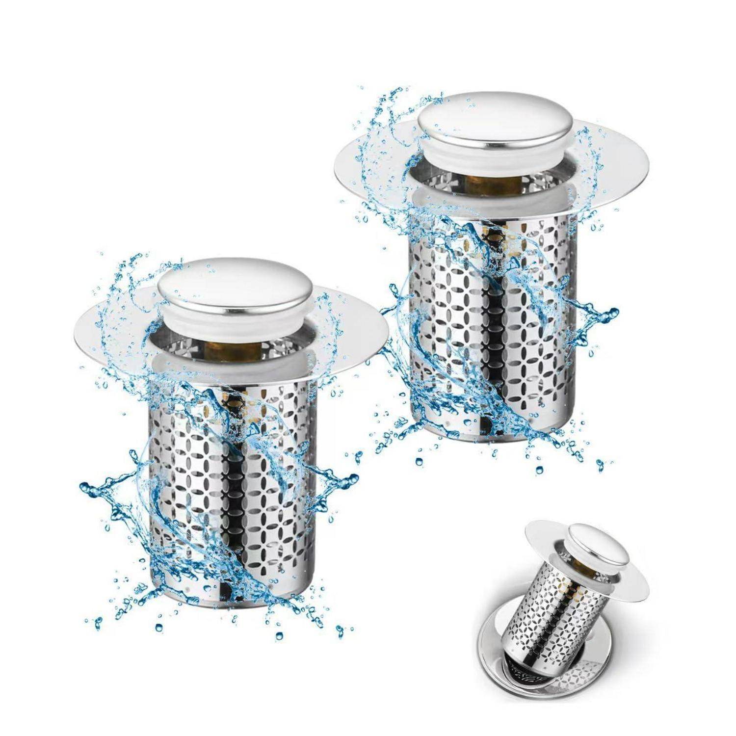 Drei Edelstahl-Spülbeckensiebe mit durchlochten Körpern und kreisförmigen Kappen, die von spritzendem Wasser umgeben dargestellt sind.