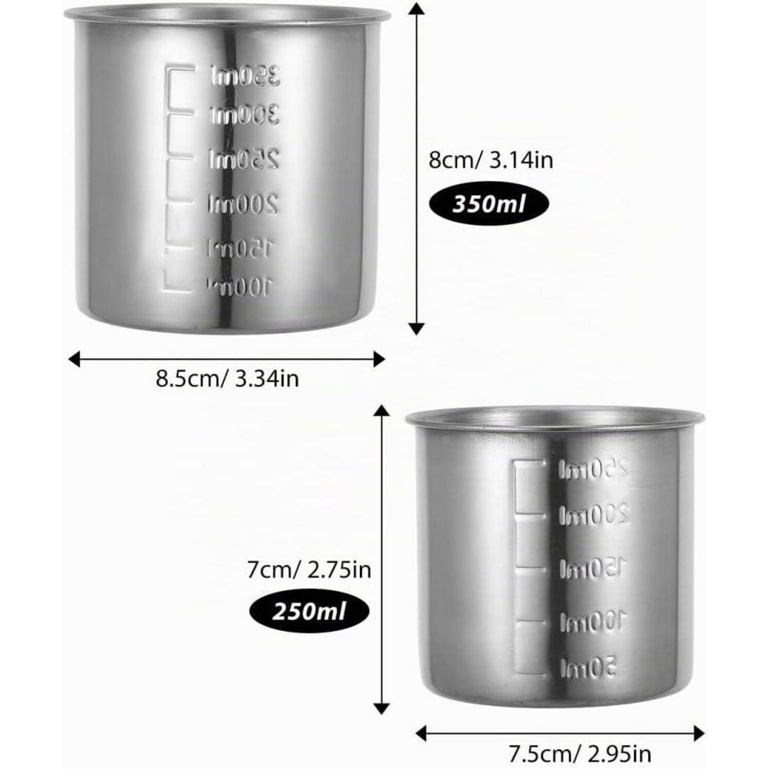 Illustration von zwei Edelstahl-Messbechern: 350-ml-Becher, 8 cm hoch und 8,5 cm breit; 250-ml-Becher, 7 cm hoch und 7,5 cm breit.