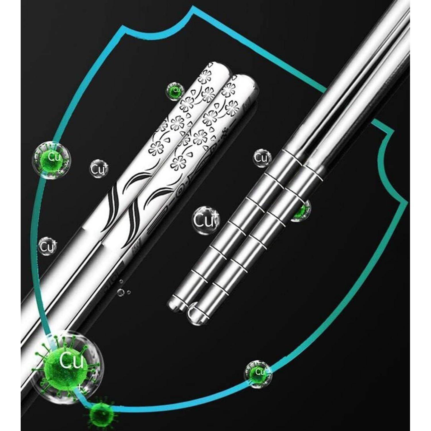 Nahaufnahme von zwei silbernen Metallstiften oder Styli mit einer blaugrünen Schildkontur und „Cu"-Blasen, die auf kupferschützendes Material oder antibakterielle Eigenschaften hindeuten.