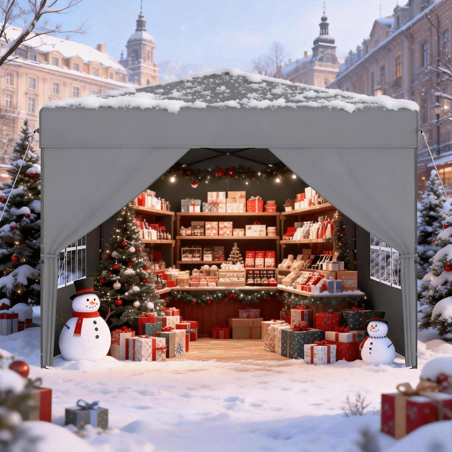 Mit Schnee bedeckter Weihnachtsmarktstand mit eingepackten Geschenken, Regalen mit festlichen Waren, leuchtend geschmücktem Baum und zwei Schneemännern auf einem Winterplatz einer Stadt.