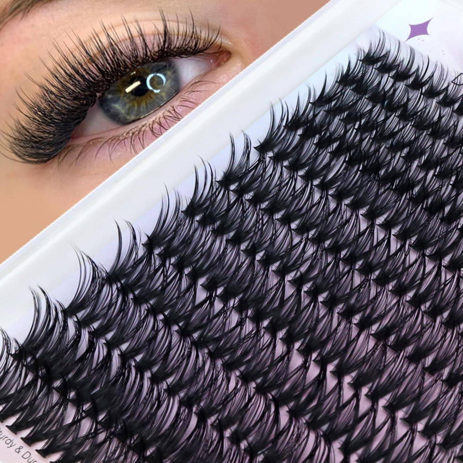 Nahaufnahme eines Auges mit langen Wimpernverlängerungen über einem Tablett mit dicken schwarzen künstlichen Wimpern.
