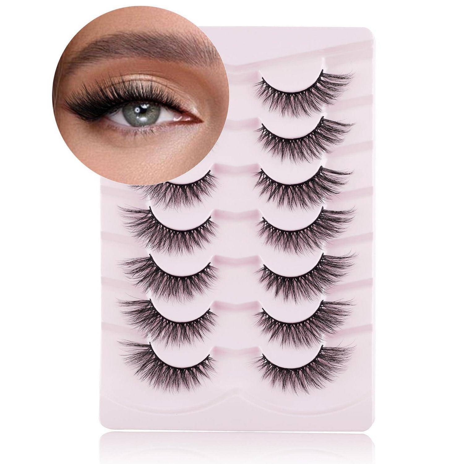 Falsche Wimpernset auf einer rosa Anzeigetafel, mit einer Nahaufnahme des Auges, die zeigt, wie die Wimpern beim Tragen aussehen.