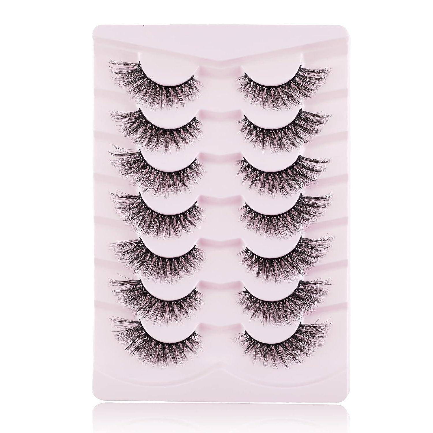 Packung mit sechs Paar künstlichen Wimpern auf einem rosa Präsentationstablett angeordnet