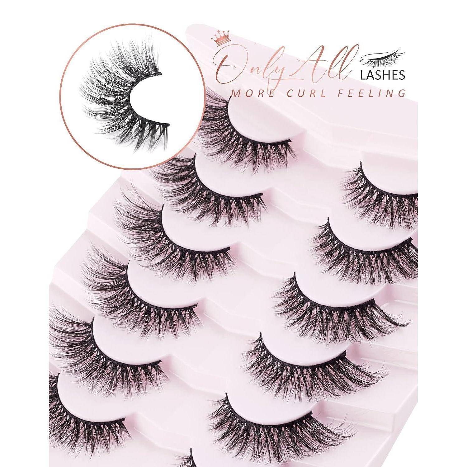 Werbebild von falschen Wimpern auf gestapelten rosa Tabletts, mit einer vergrößerten Nahaufnahme und dem Text „Only All LASHES