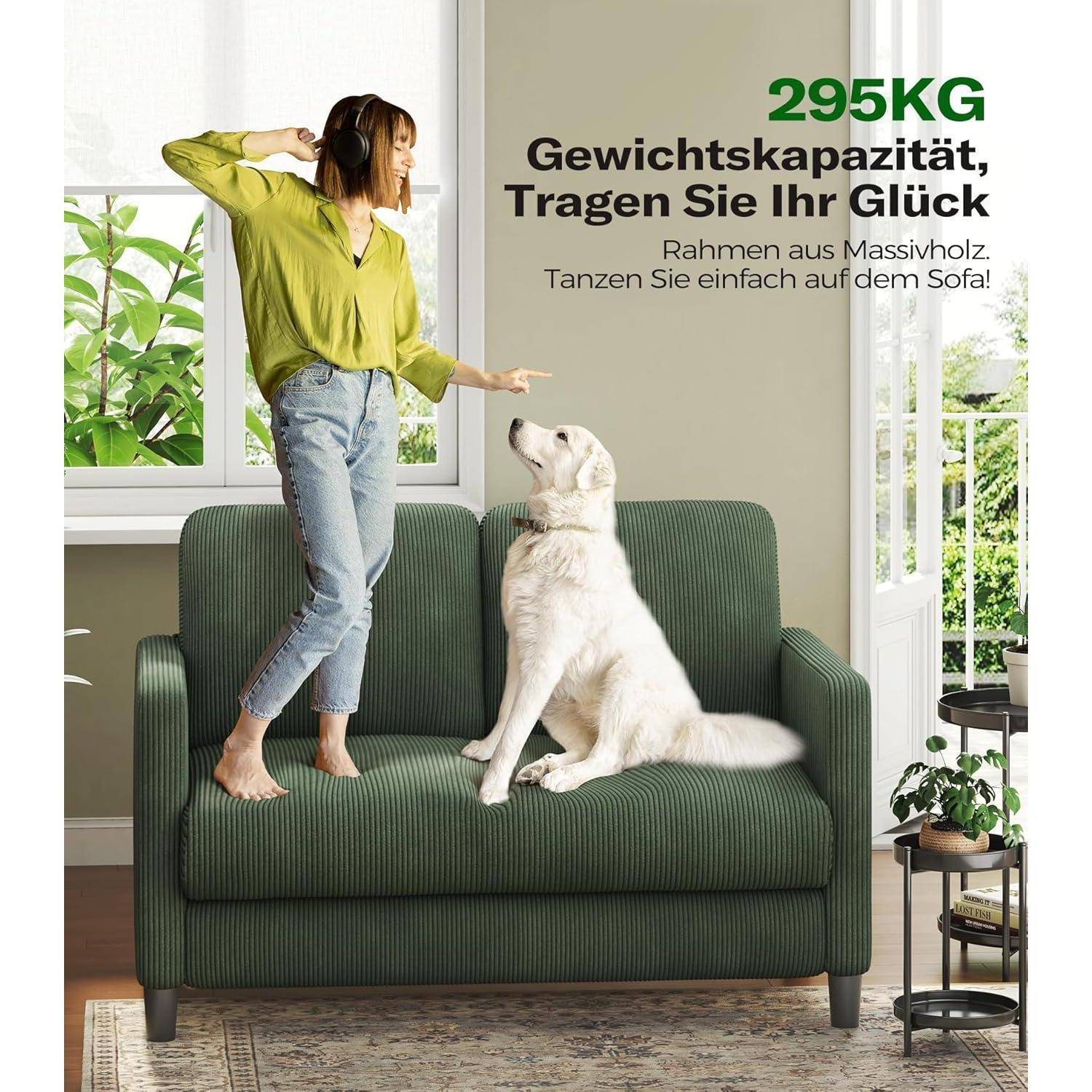 Frau, die auf einem grünen Sofa mit einem weißen Hund tanzt; der Werbetext lautet „295KG Gewichtskapazität, Tragen Sie Ihr Glück
