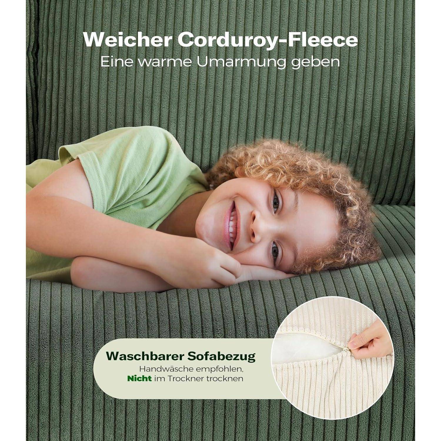 Lächelndes Kind liegt auf einem grünen Cord-Sofa; deutscher Text bewirbt einen weichen Cord-Fleece-Bezug, waschbar, Handwäsche empfohlen, nicht im Wäschetrockner trocknen.