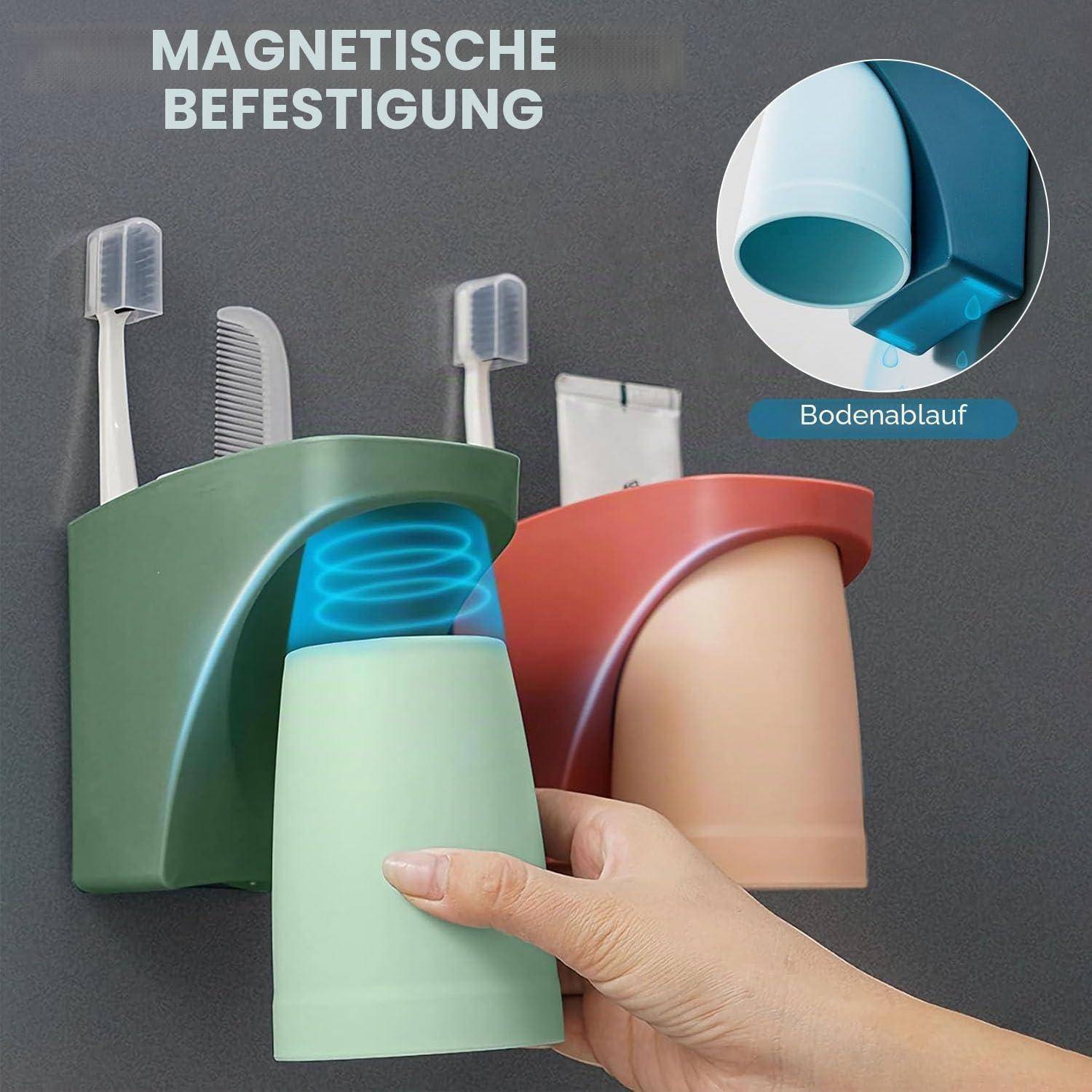 Magnetische Badezimmerbefestigungen mit Bechern und Zahnbürsten an einer Wand, gekennzeichnet mit „MAGNETISCHE BEFESTIGUNG