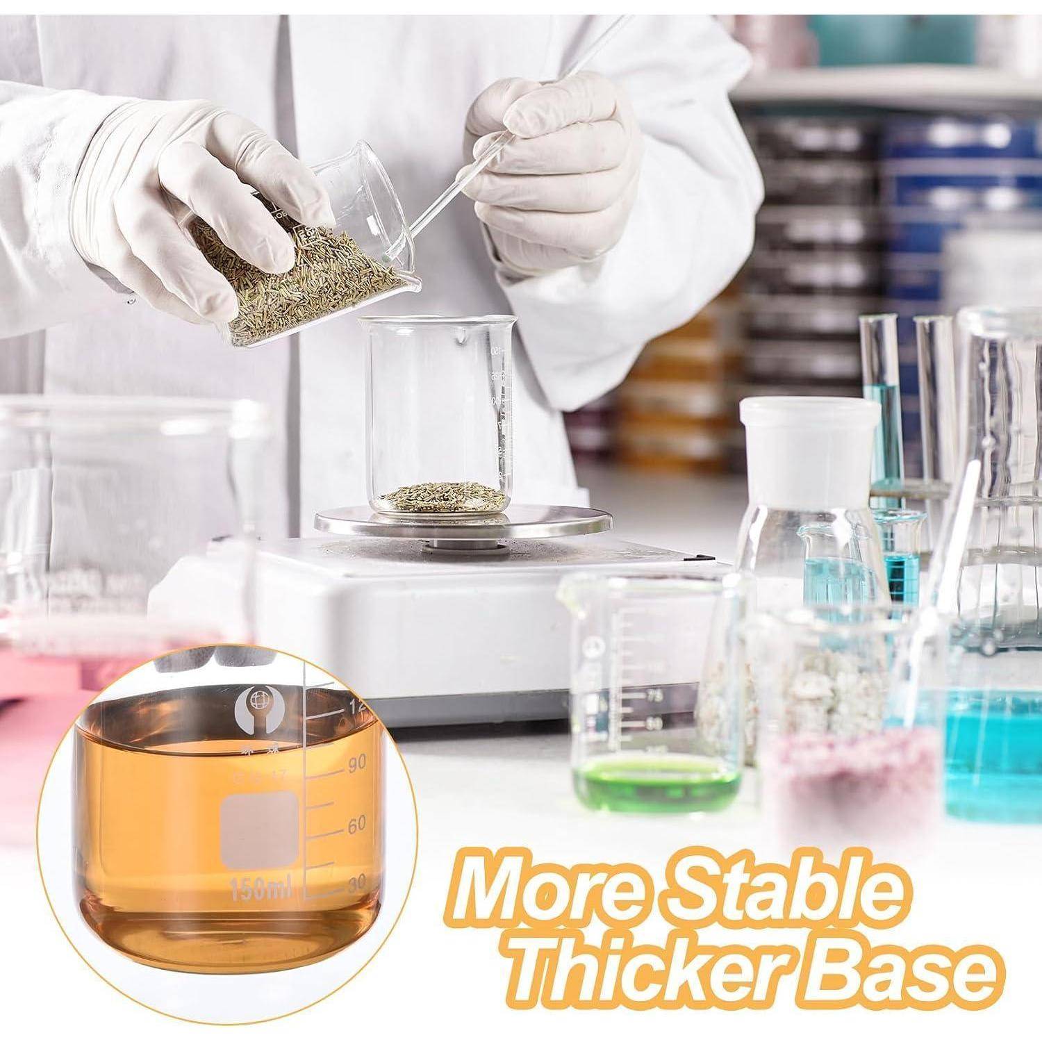 Laborant mit Handschuhen gießt getrocknetes Pflanzenmaterial in ein Becherglas auf einer Waage; Inset zeigt bernsteingelbe Flüssigkeit mit der Beschriftung „Stabilere dickere Basis