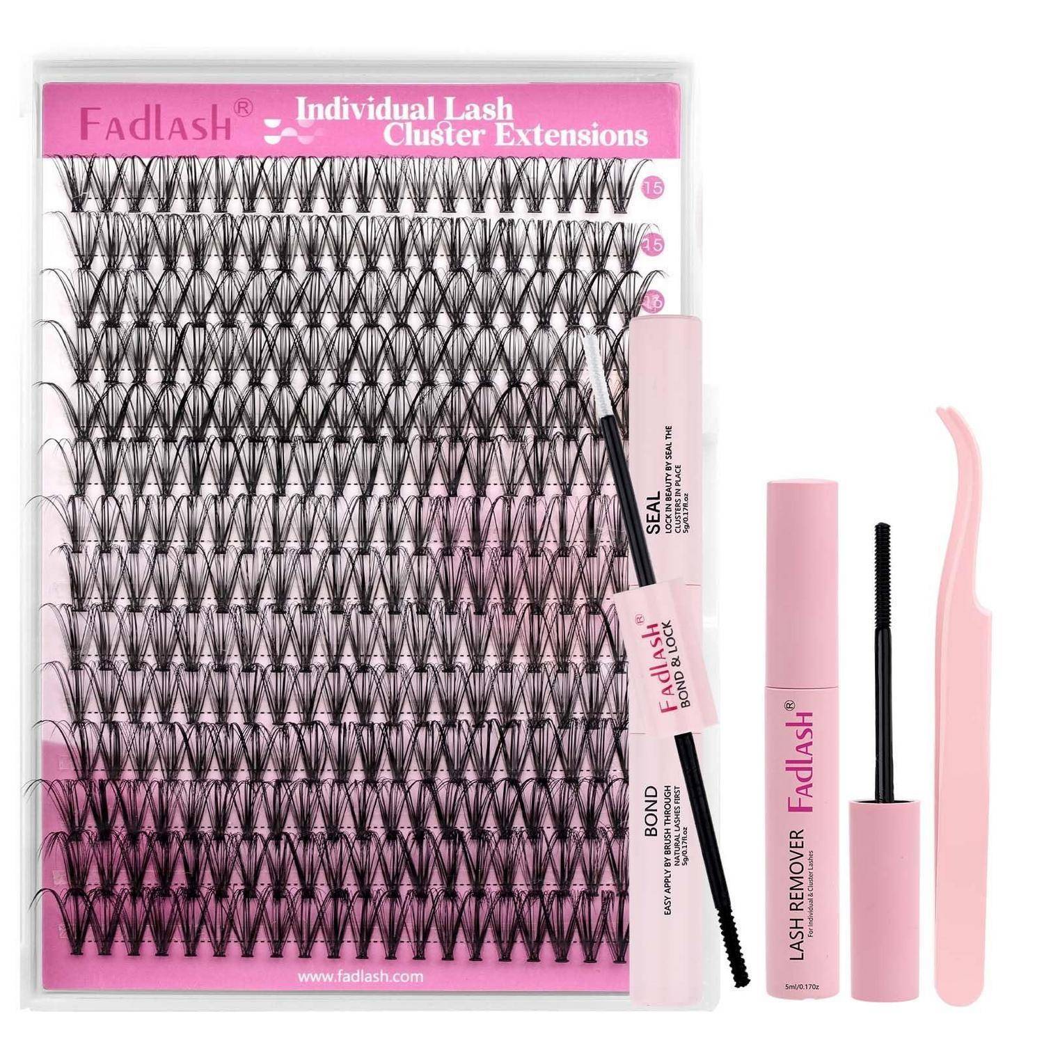 Wimpernverlängerungs-Kit mit Tablett aus künstlichen Wimpernbüscheln, Wimpernentferner, Versiegelungsstab, Mascara-Bürste und rosa Pinzette auf weißem Hintergrund.