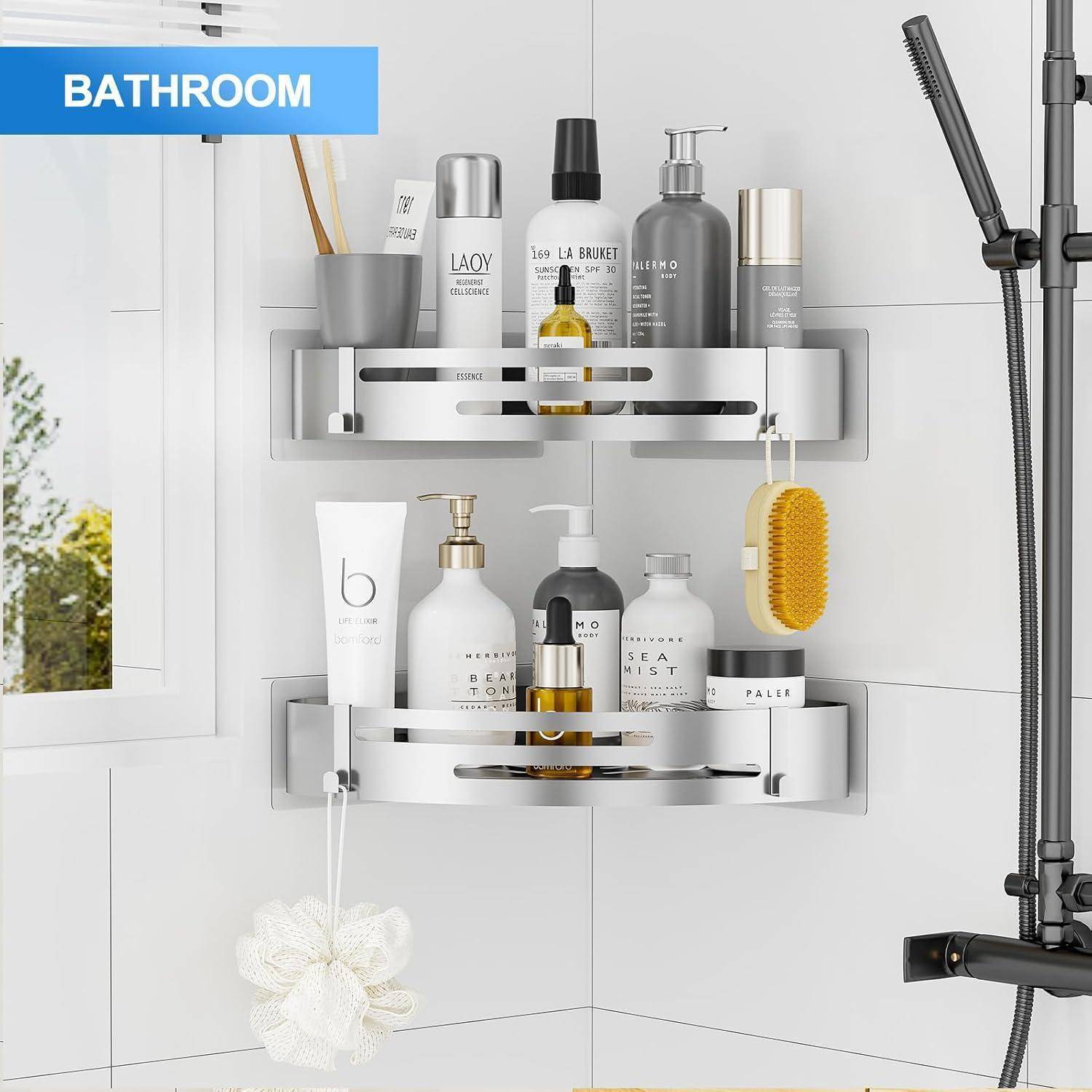 Zweistöckiges wandmontiertes Duschablage im Badezimmer, das Flaschen, Seife, Bürsten und einen Luffa neben einem Duschanschluss hält.