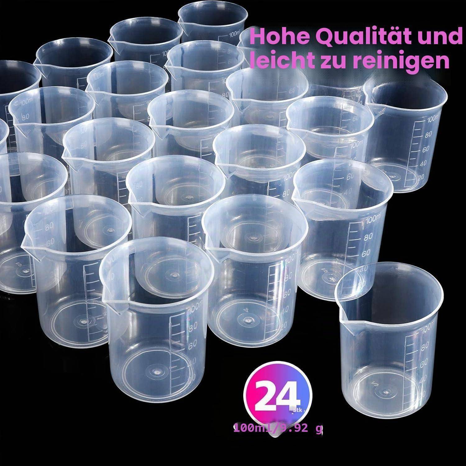 Stapel von transparenten Kunststoff-Messbechern mit Graduierungen und deutscher Werbetexte, die hohe Qualität und leichte Reinigung anpreisen; 24er-Set, 100 ml