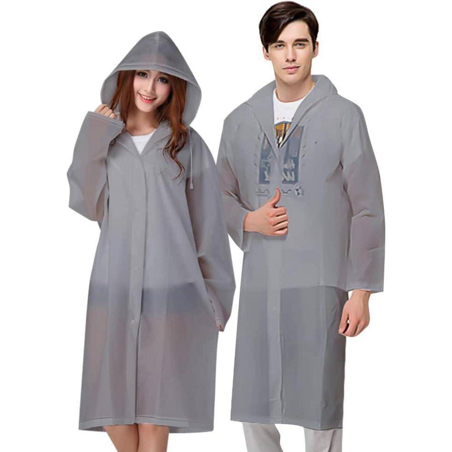 Zwei Models in durchscheinenden grauen Regenponchos mit Kapuze, einer weiblich und einer männlich, vor einem einfachen weißen Hintergrund.