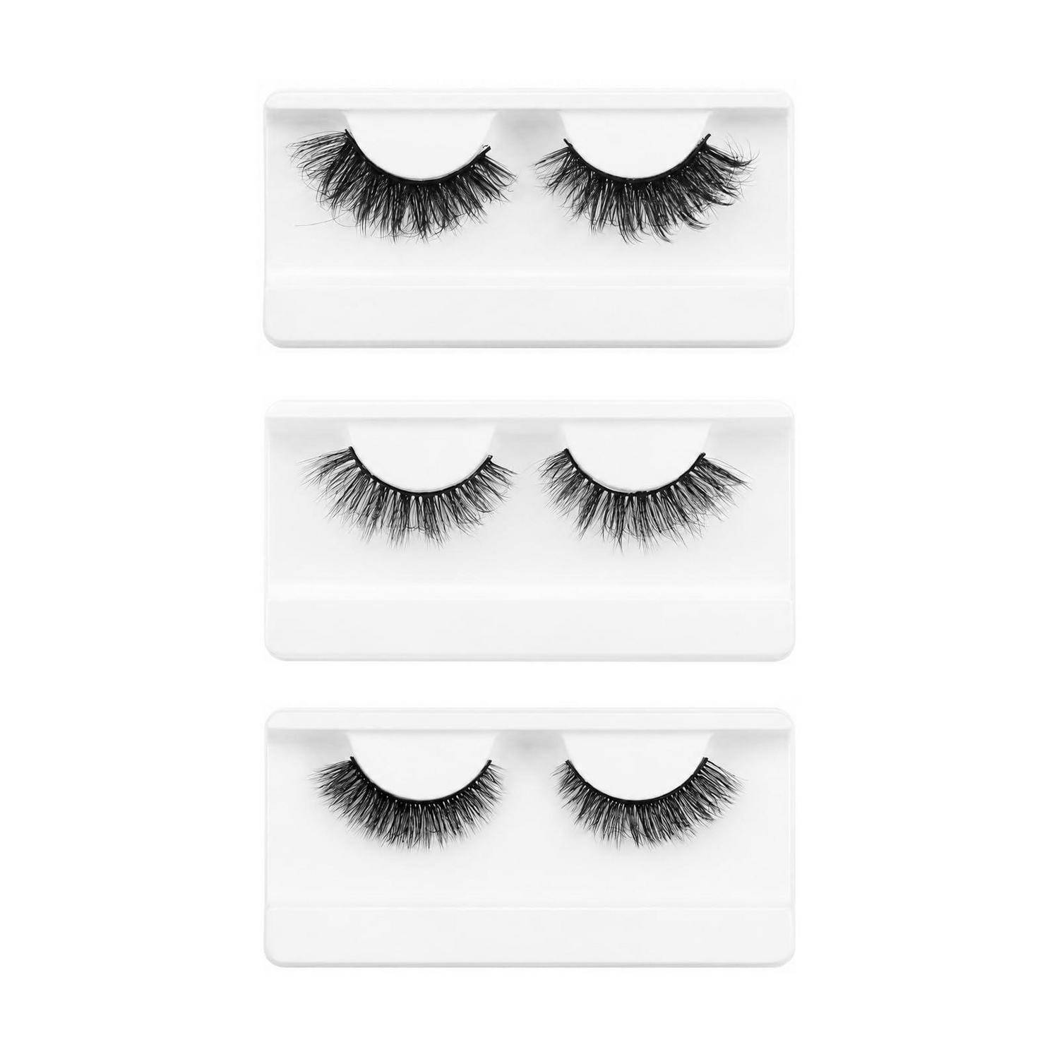 Drei Paar künstliche Wimpern in durchsichtigen Kunststoffschalen auf weißem Hintergrund angezeigt.