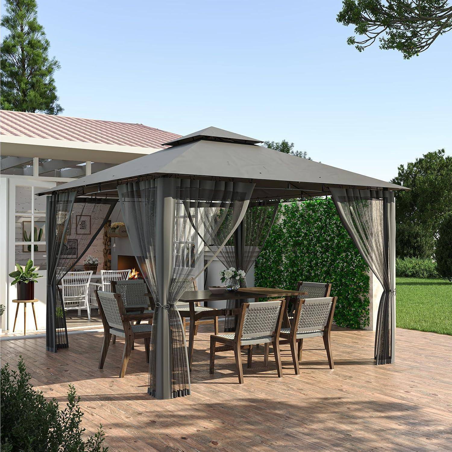 Outdoor-Terrassenpavillon mit durchsichtigen Vorhängen, Esstisch und Stühlen auf einem Holzbelag neben einem Haus und Rasen.