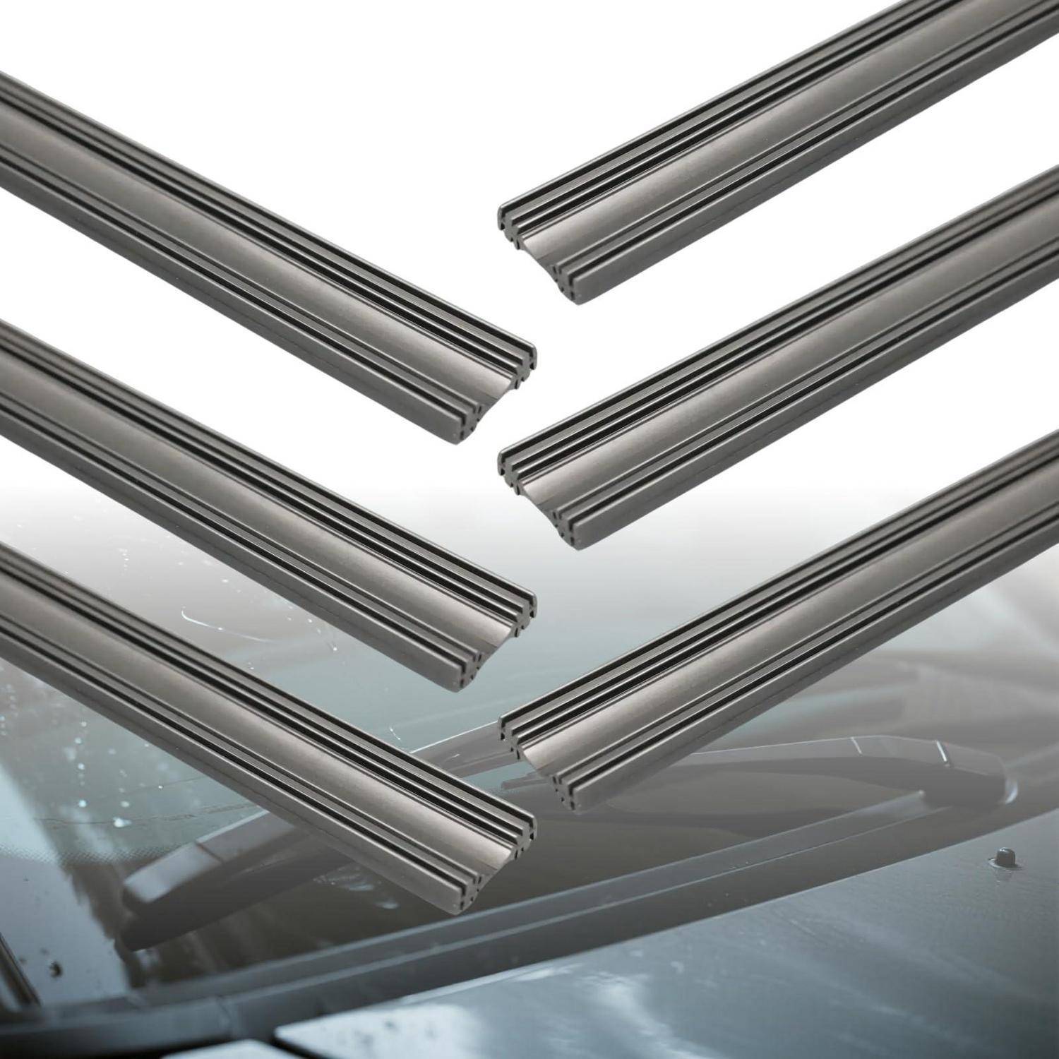 Nahaufnahme mehrerer Metallscheibenwischer, die diagonal über eine Autowindschutzscheibe angeordnet sind