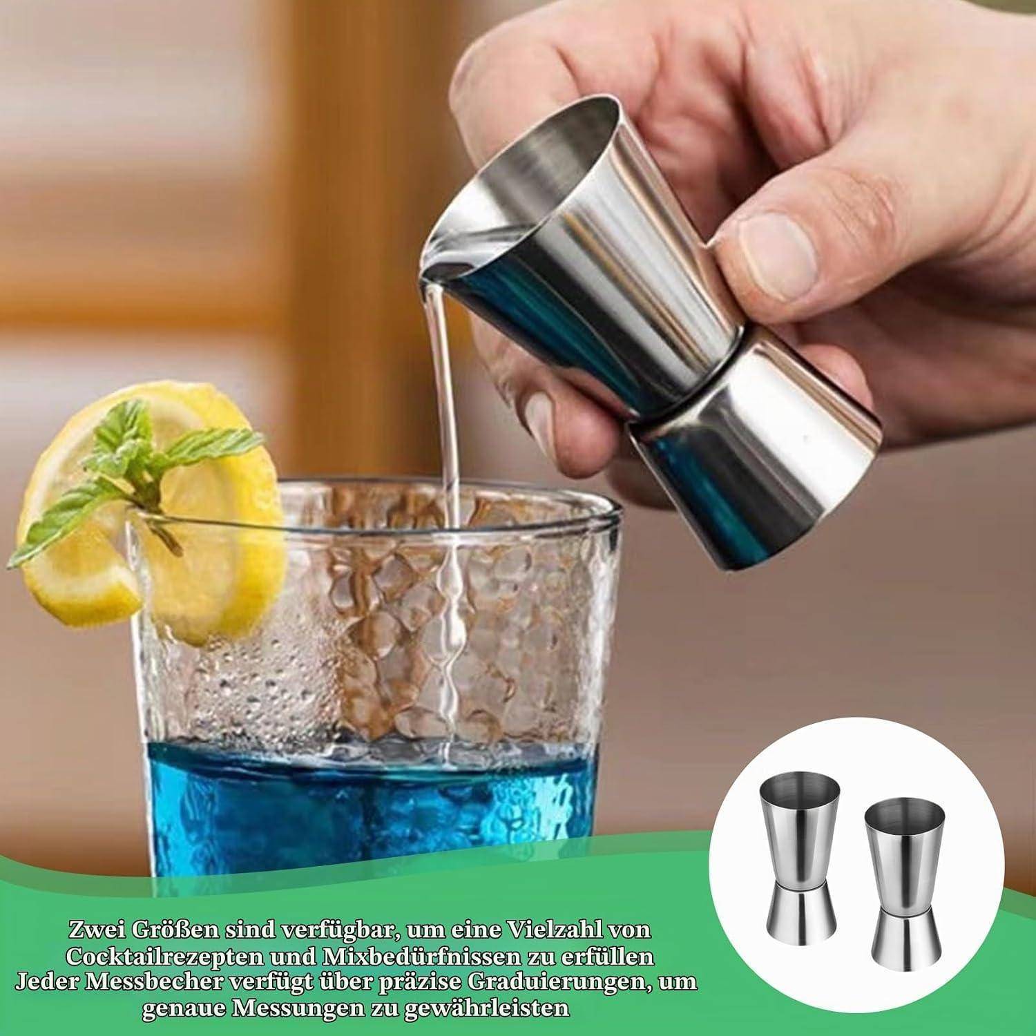 Hand gießt eine klare Flüssigkeit aus einem Messer in einen blauen Cocktail in einem Glas, das mit einer Zitrone garniert ist, mit einem kleinen Ausschnitt, der zwei verschiedene Messergröße zeigt.