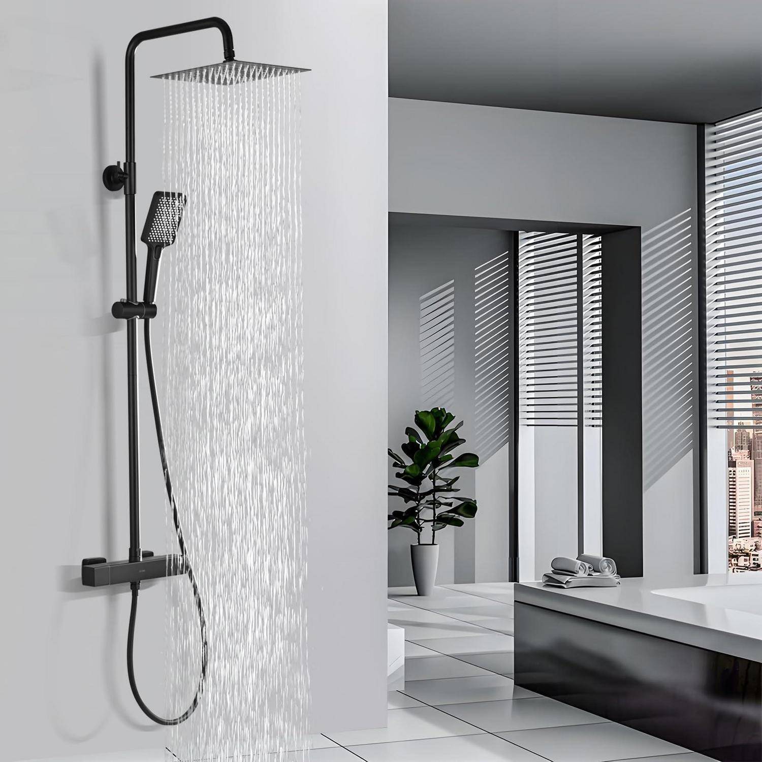 Schwarzes Regenduschen-System mit tragbarem Duschkopf in einem modernen weißen Badezimmer in Betrieb.