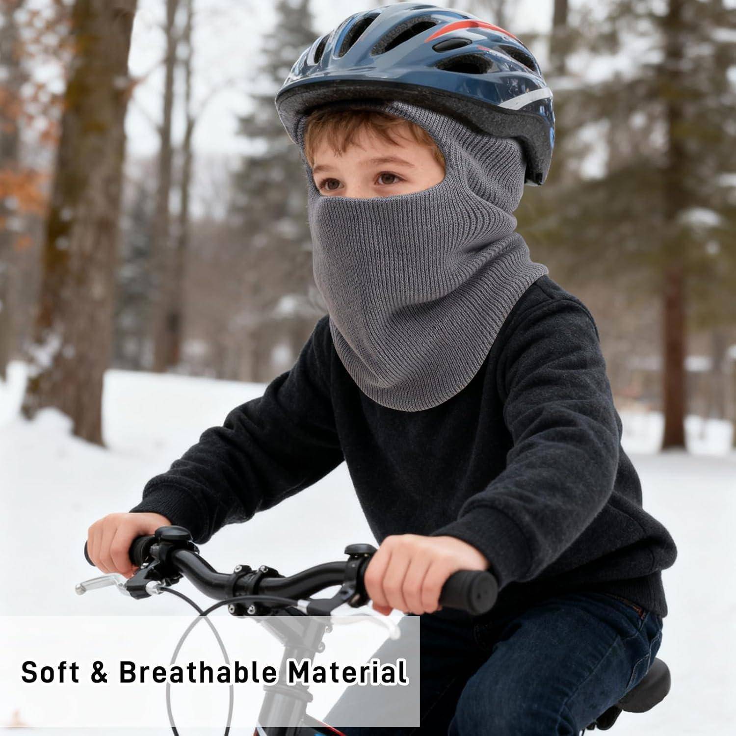 Kind fährt im Winter mit dem Fahrrad draußen, trägt einen Helm und eine graue Gesichtsmaske aus Stoff; überlagerte Text lautet 