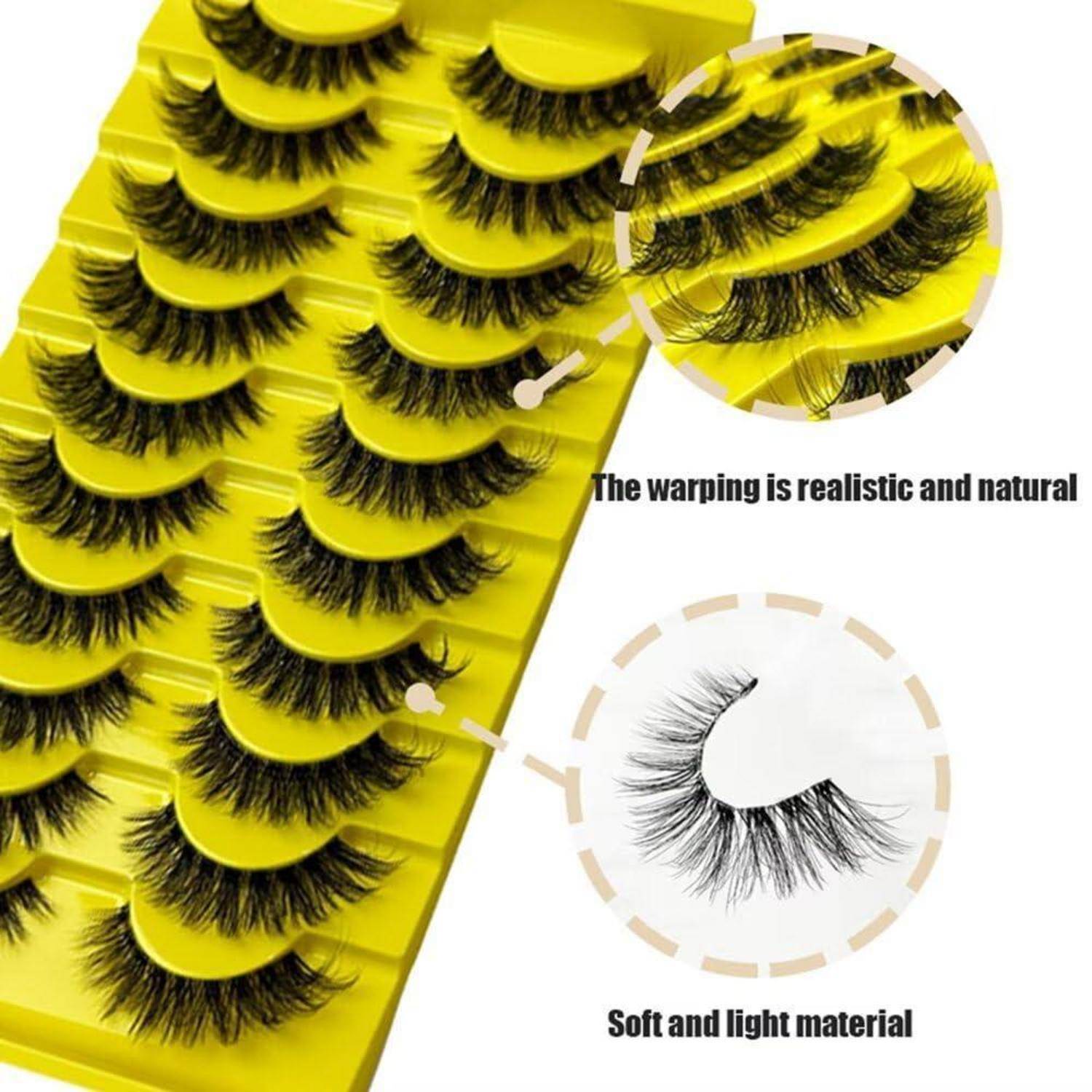 Gelbes Tablett mit falschen Wimpern mit vergrößerten Ausschnitten, die realistische, natürlich aussehende Wölbung zeigen, und eine einzelne weiche, leichte Wimperntusche mit der Bezeichnung „Die Wölbung sieht realistisch und natürlich aus