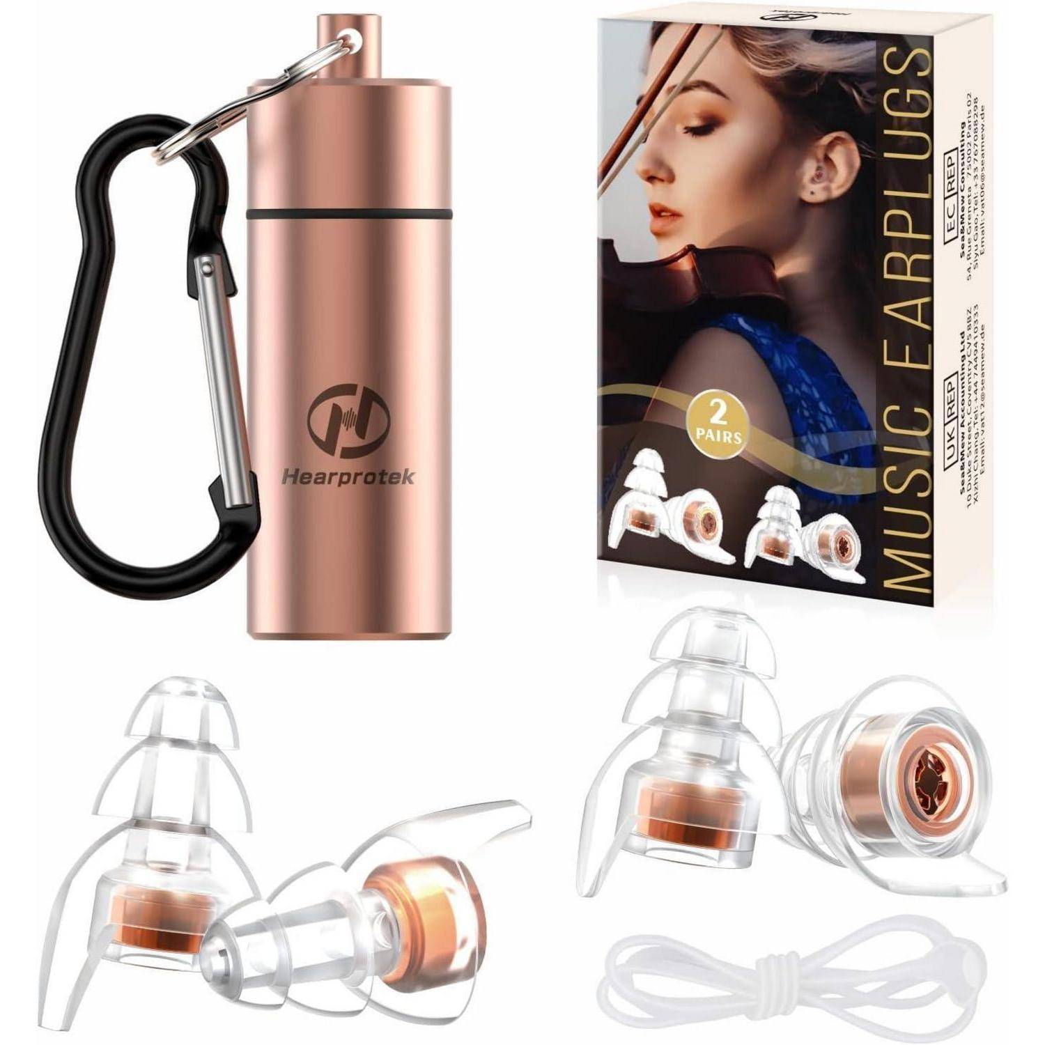 Rosegold-Hearprotek-Musikstöpsel mit Karabinerhülle, gezeigt mit Verpackung und zwei Paar klare wiederverwendbare Stöpsel plus weißes Kabel.