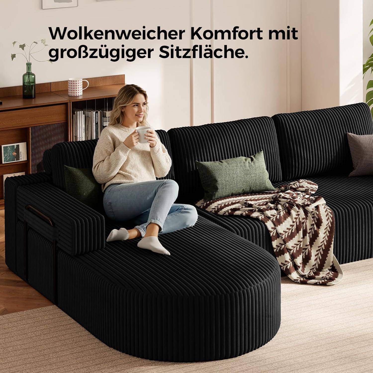 Frau sitzt auf einem schwarzen, gerippten Ecksofa mit Recamiere in einem Wohnzimmer; deutscher Text lautet „Wolkenweicher Komfort mit großzügiger Sitzfläche.