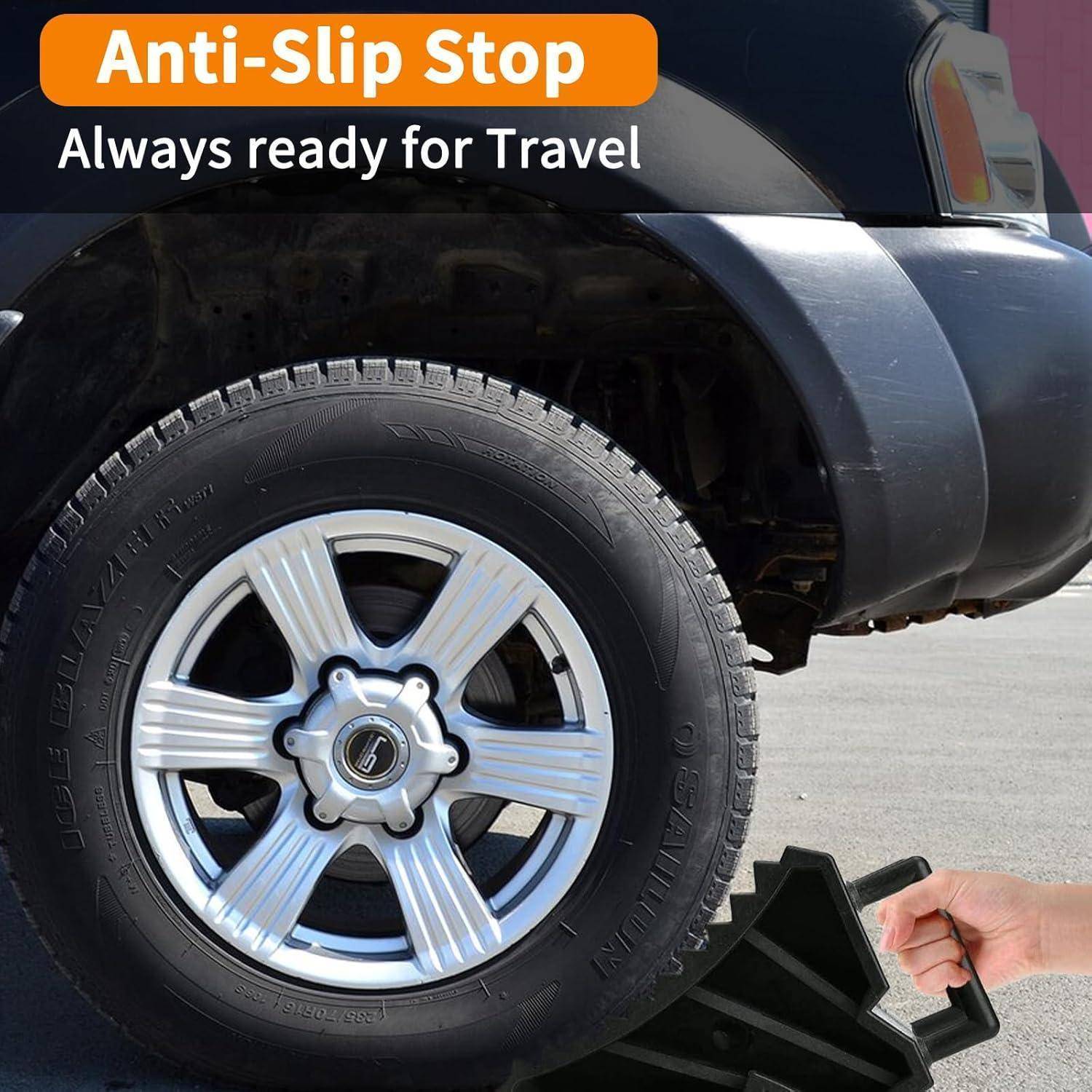 Schwarzer SUV-Reifen mit einer Hand, die eine faltbare Anti-Rutsch-Traktionsmatte hält; Text lautet „Anti-Slip Stop