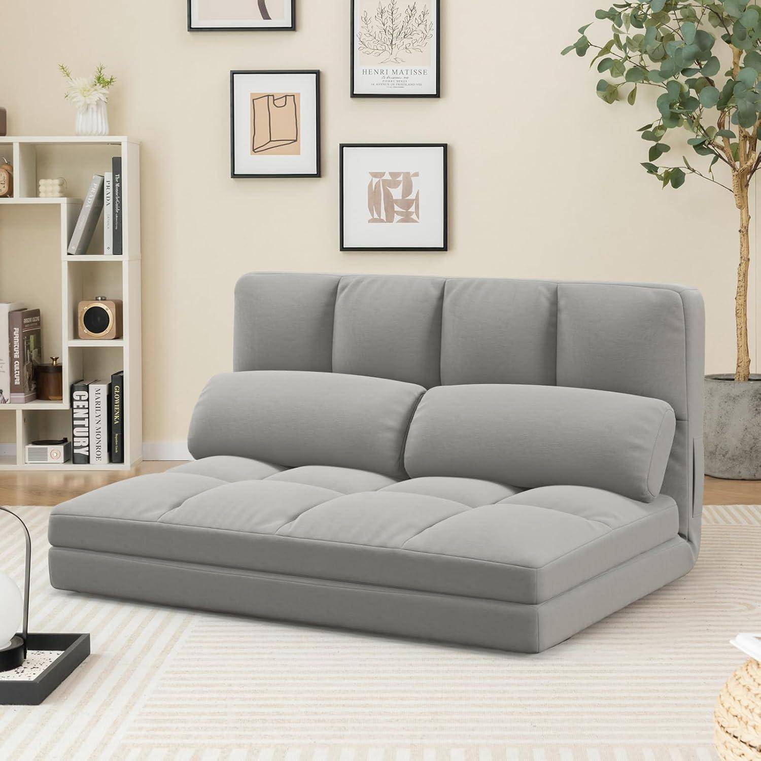 Grau umwandelbares Futon-Schlafsofa mit verstellbarer Rückenlehne und Nackenkissen in einem modernen Wohnzimmer.