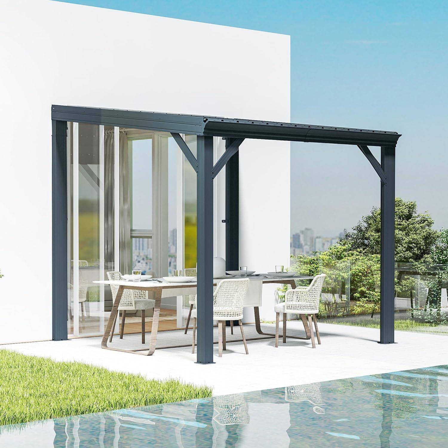 Moderne Außenterrasse mit einer dunklen Metallpergola über einem Esstisch und Stühlen neben einem Pool, vor einem Haus mit Glassfront.