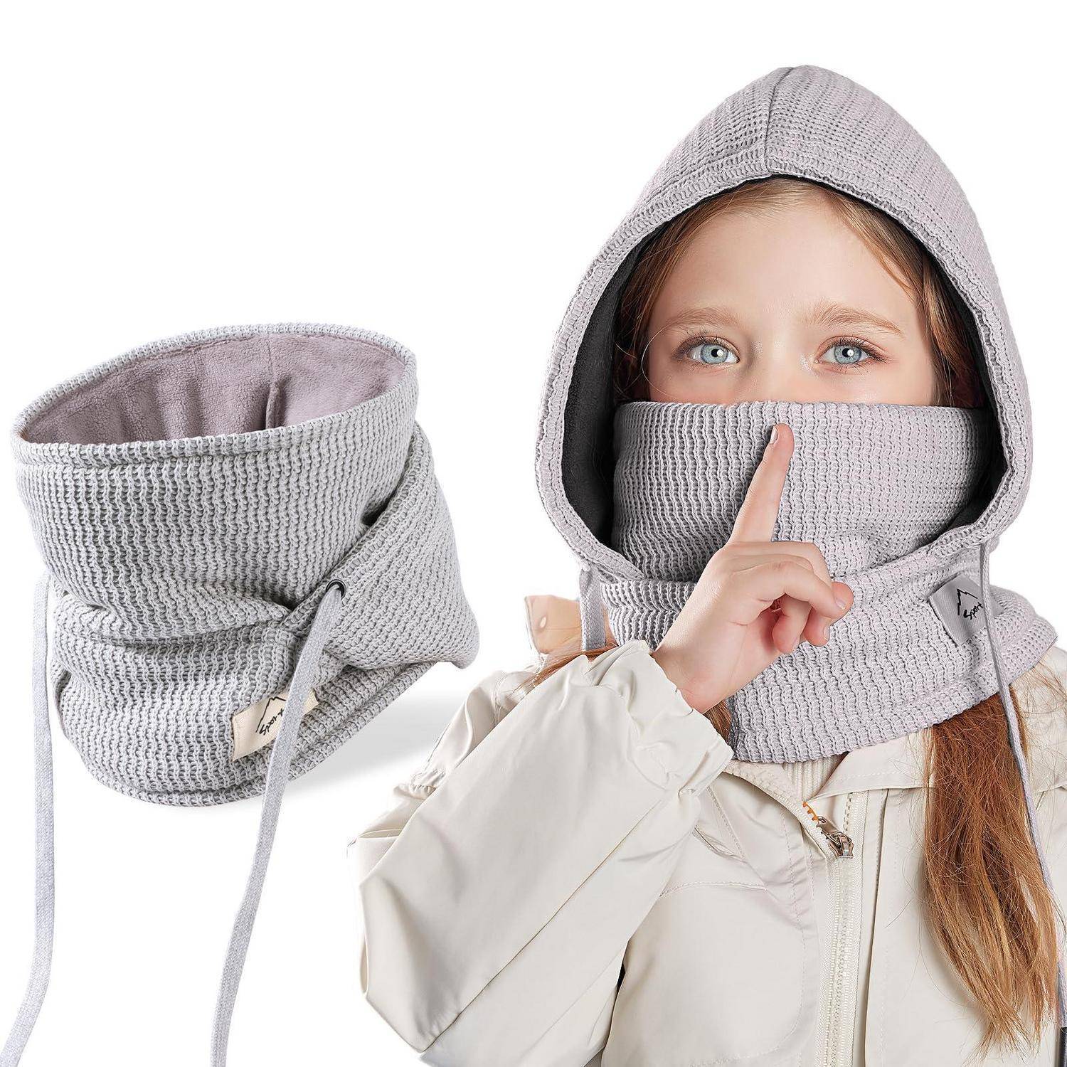 Mädchen, das einen grauen Kapuzen-Strickhalswärmer und eine passende Gesichtsmaske trägt, mit einer separaten Ansicht des Kapuzenschals auf der linken Seite.