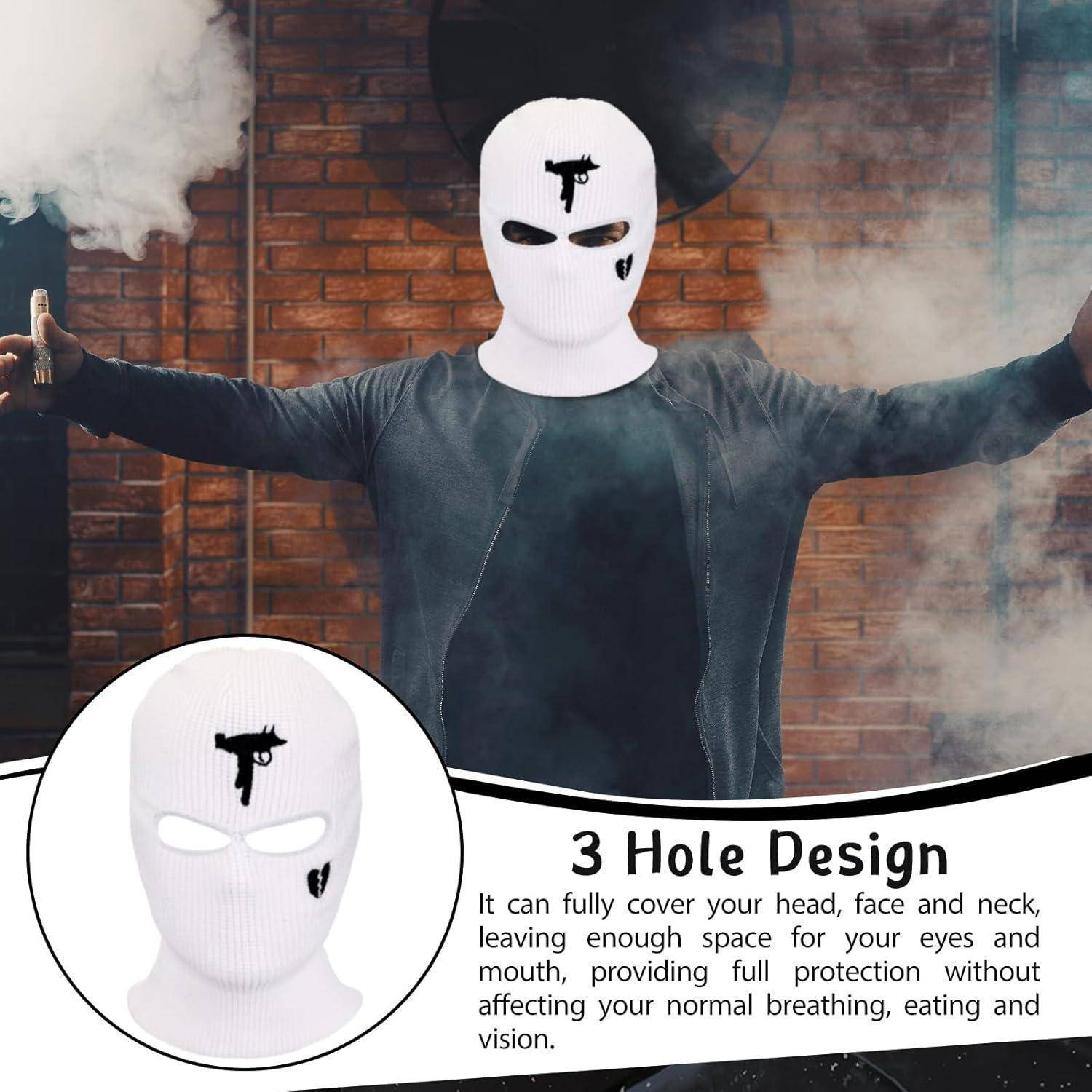 Person, die eine weiße Sturmhaube mit 3 Löchern trägt, mit ausgestreckten Armen inmitten von Rauch; die Bildeinlage zeigt die Maske und den Text „3-Loch-Design" mit einer Beschreibung der vollständigen Bedeckung von Kopf, Gesicht und Nacken.