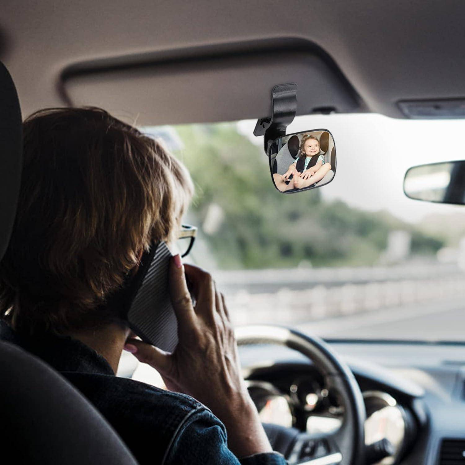 Der Rücksitzspiegel am Rückspiegel des Autos zeigt ein Baby in einem Autositz und ermöglicht es dem Fahrer, das Kind während der Fahrt zu beobachten.