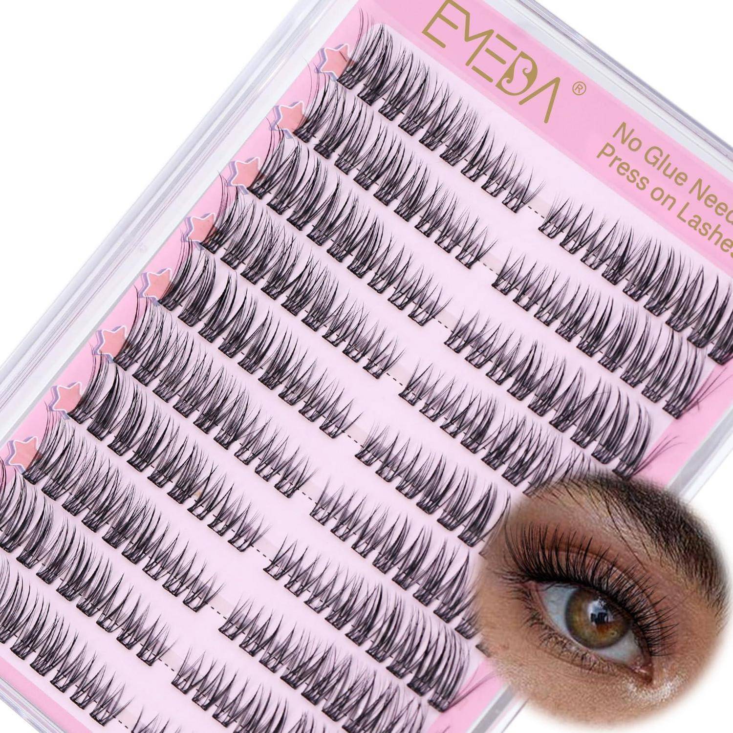 Rosa Packung mit künstlichen Wimpern mit mehreren Wimpernstreifen und eine Nahaufnahme eines Auges, die die angebrachten Wimpern zeigt.