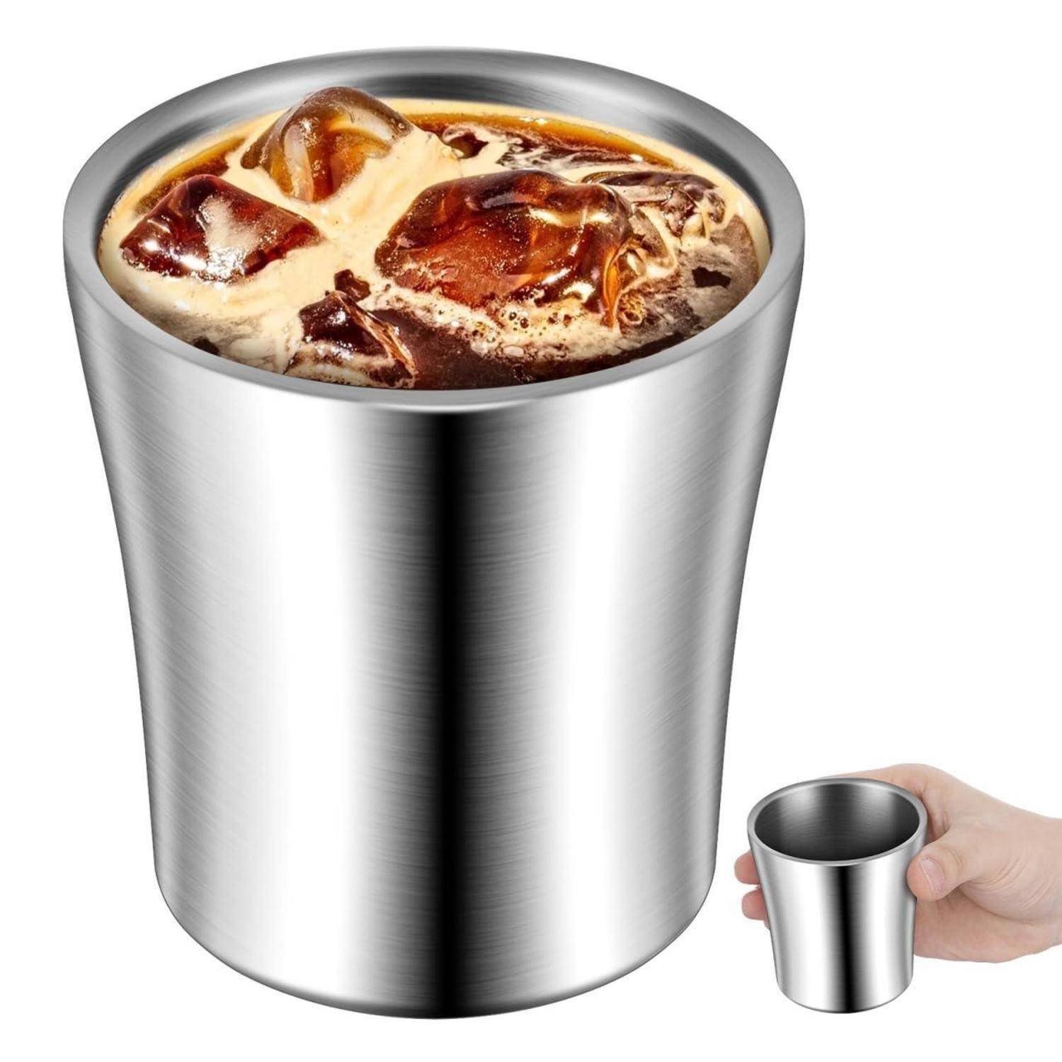 Becher aus Edelstahl mit Isolierung gefüllt mit Kaltgetränk, groß abgebildet mit einer Hand, die einen kleineren passenden Becher zum Größenvergleich hält.