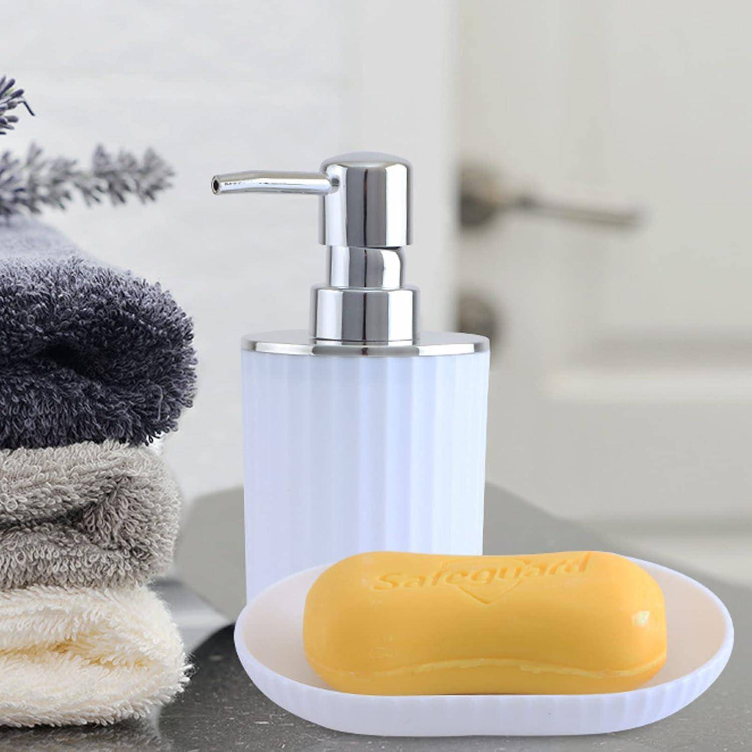 Seifenspender im Badezimmer neben einem Stück Seife in einer Schale und gefalteten Handtüchern auf einer Arbeitsplatte.