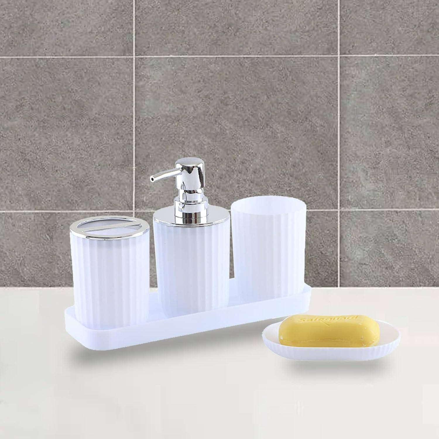 Badezimmer-Arbeitsplatte Organizer mit Seifenspender, Behälter mit Deckel, Becherhalter und Seifenschale auf gefliestertem Wandhintergrund.