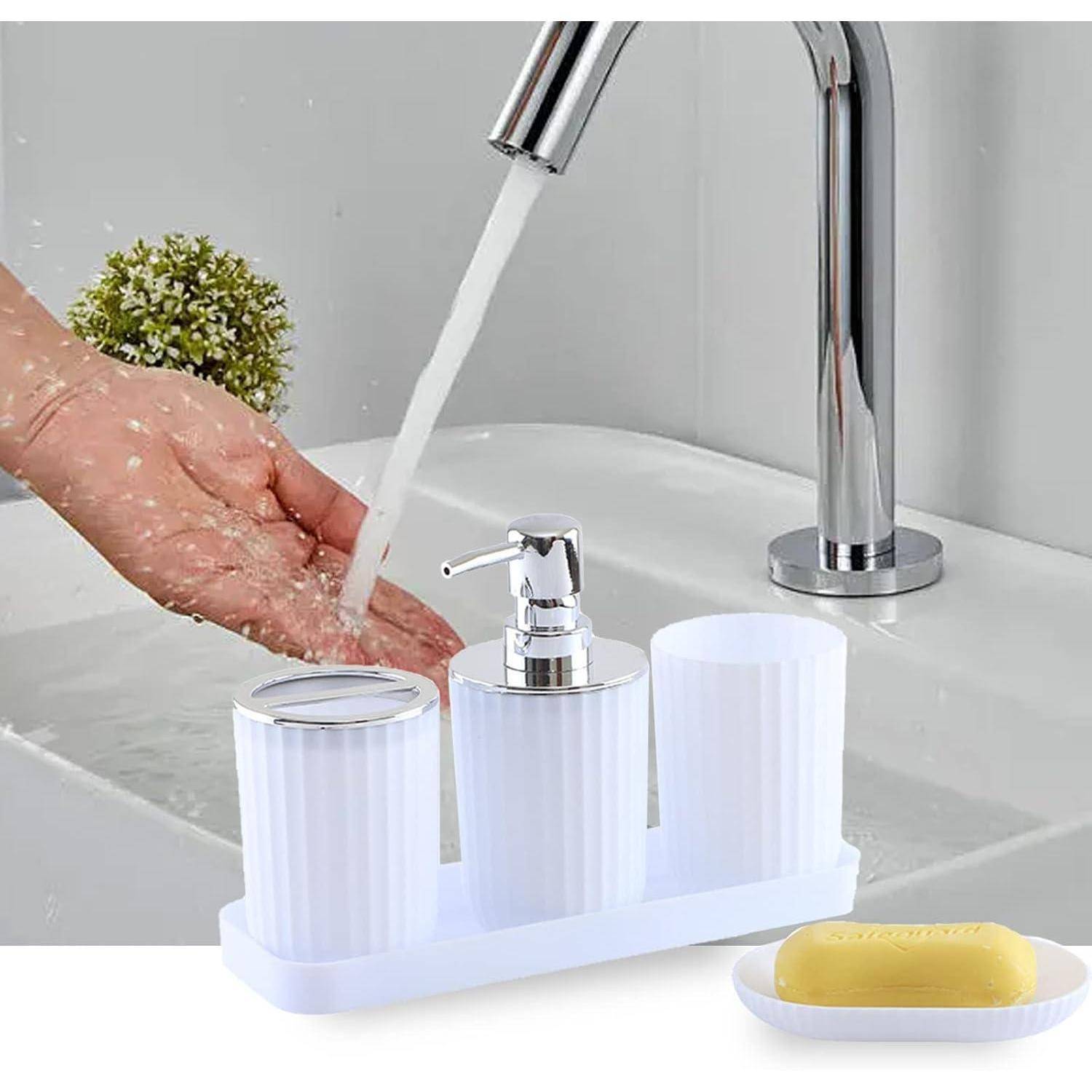 Handwaschen an einem Badezimmerbecken neben einem weißen Arbeitsplattenspender mit zwei Tassen und einem Stück Seife.