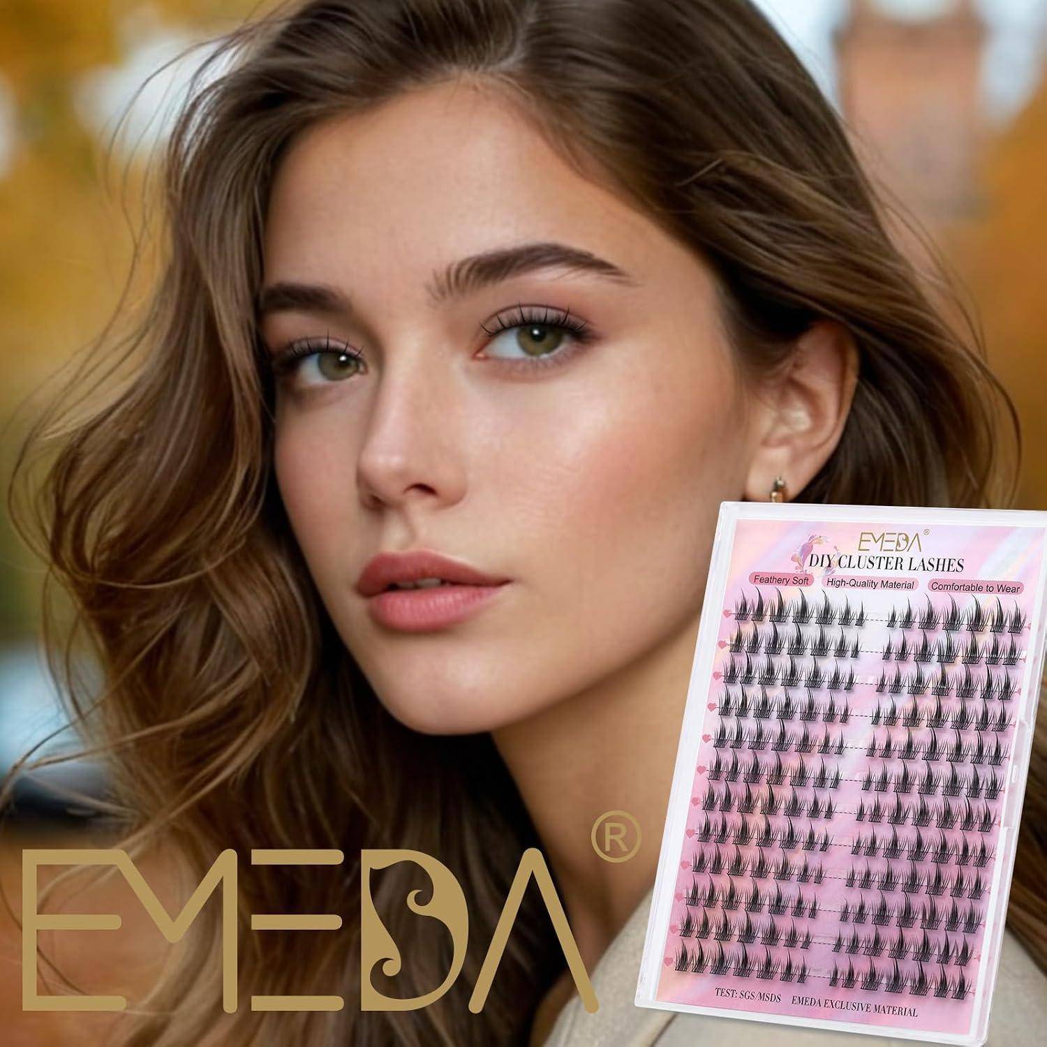 Nahaufnahmeporträt einer Frau, die ein rosa Paket „DIY Cluster Lashes