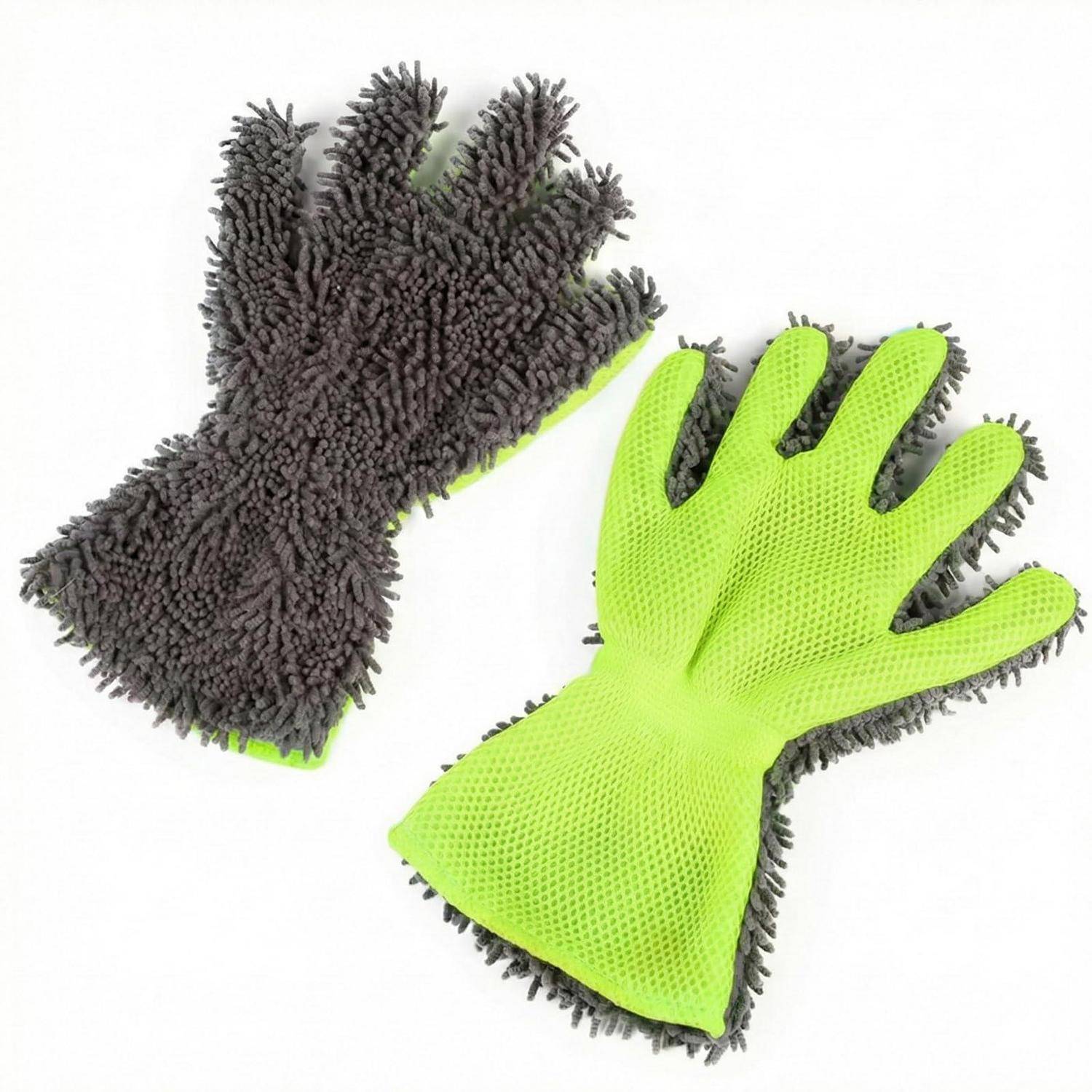 Paar Mikrofaser-Reinigungshandschuhe, einer grau und einer neongrün, mit flauschigem Scheuermaterial zum Abstauben von Oberflächen.