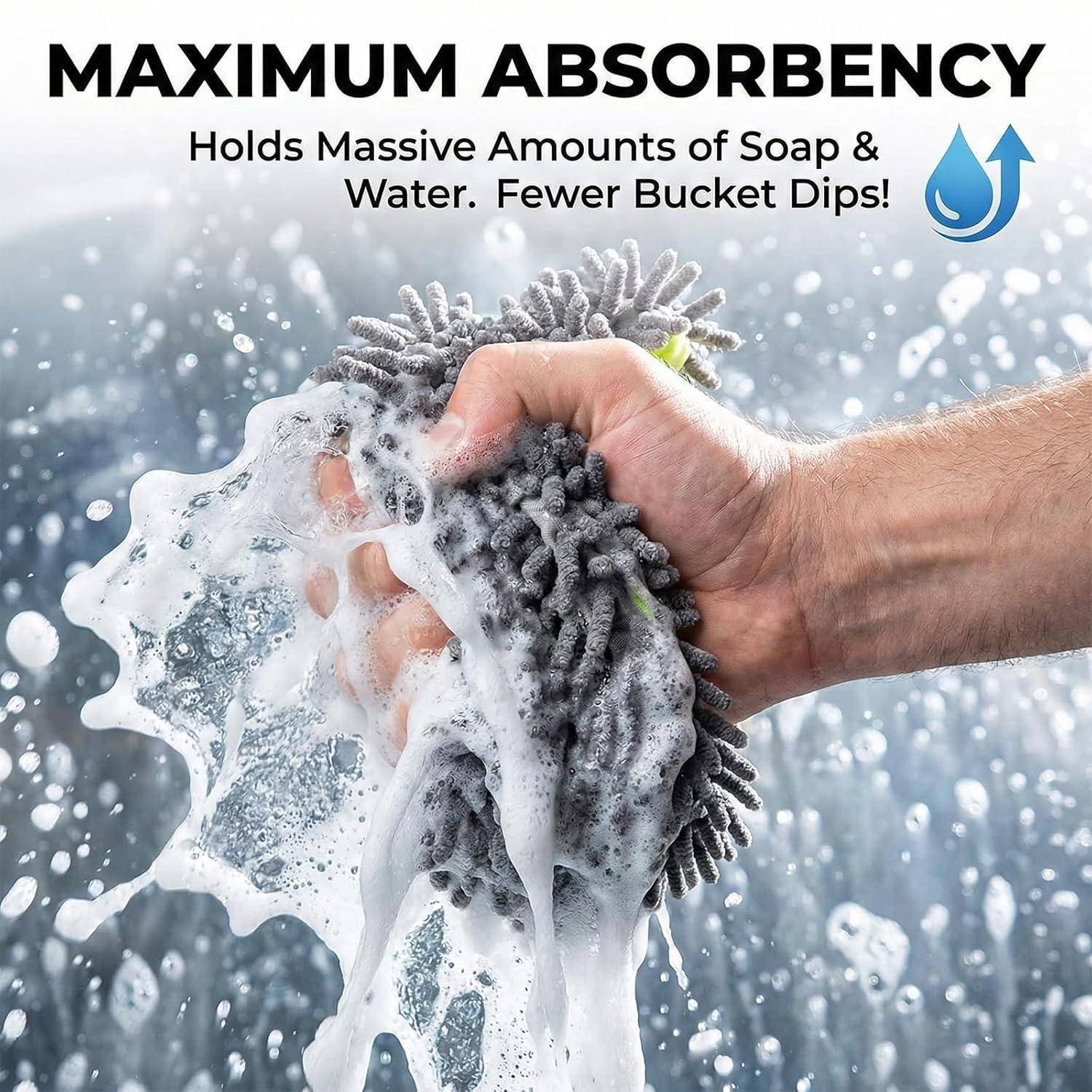 Hand drückt einen grauen Mikrofaser-Washmitt zusammen, der mit Seife und Wasser bedeckt ist, mit dem Text „MAXIMALE SAUGFÄHIGKEIT