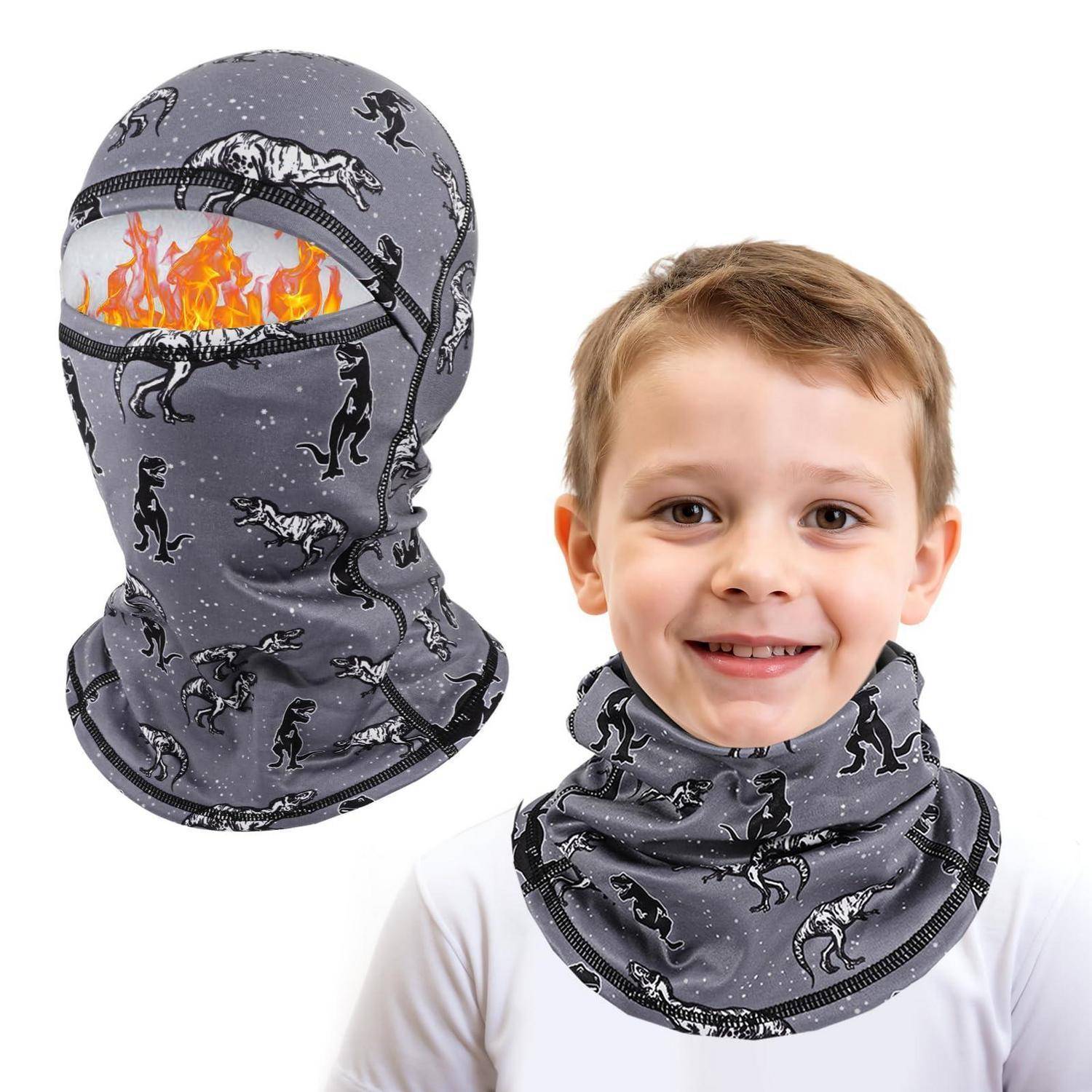 Junge, der einen grauen Schlauchtuch mit Dinosaurier-Muster trägt; die Einfügung zeigt das Schlauchtuch, das wie eine Maske über das Gesicht gezogen ist, wobei ein Flammen-Design durch die Öffnung sichtbar ist.