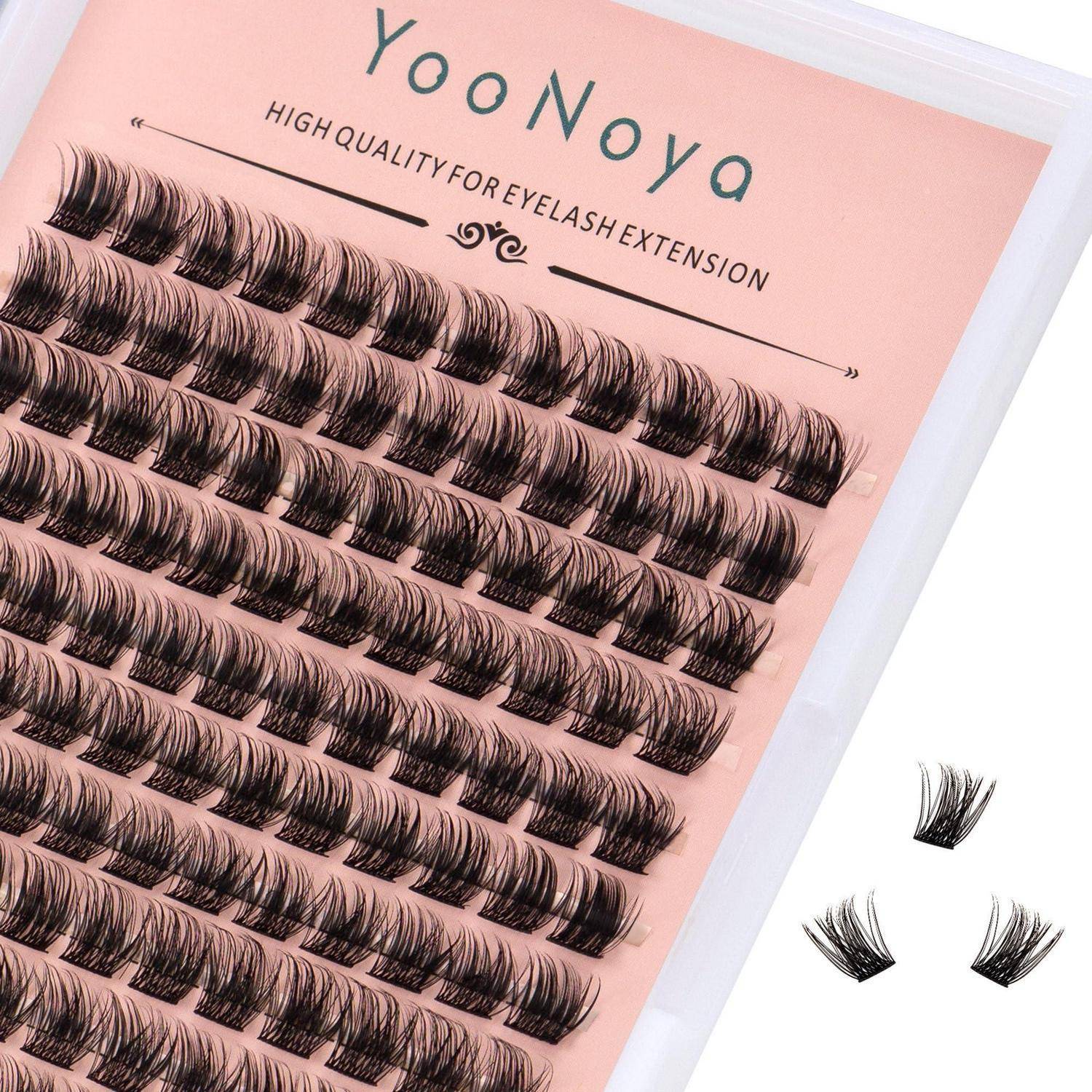 Rosa Packung von YOOYooya künstlichen Wimpernverlängerungen, die mehrere Reihen von Wimpernstreifen zeigt, mit drei losen Wimpernbüscheln daneben.