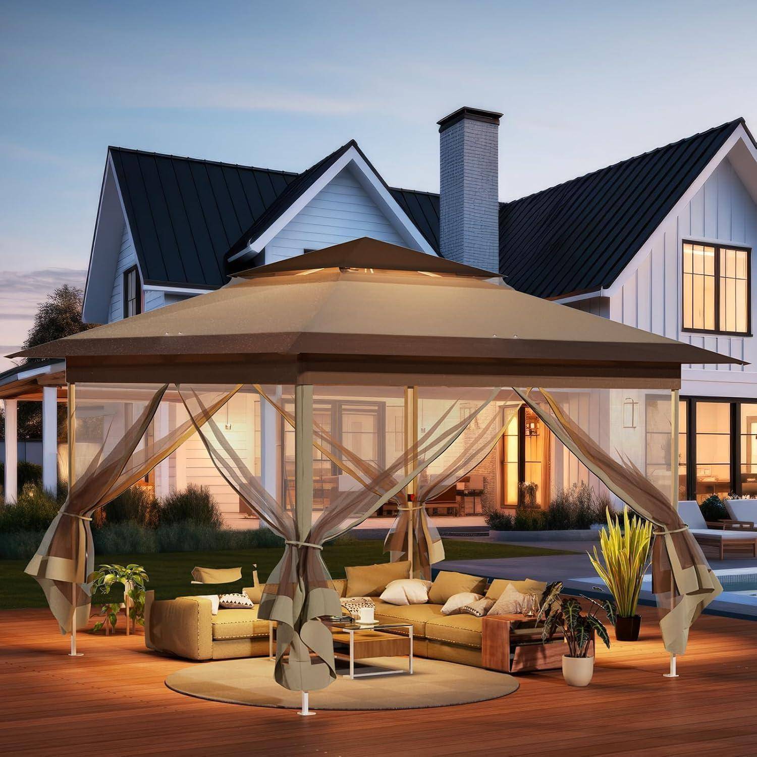 Luxuriöse Hinterhofterrasse mit einem beigen Pavillon, Außensofa und Couchtisch vor einem modernen Haus in der Dämmerung.