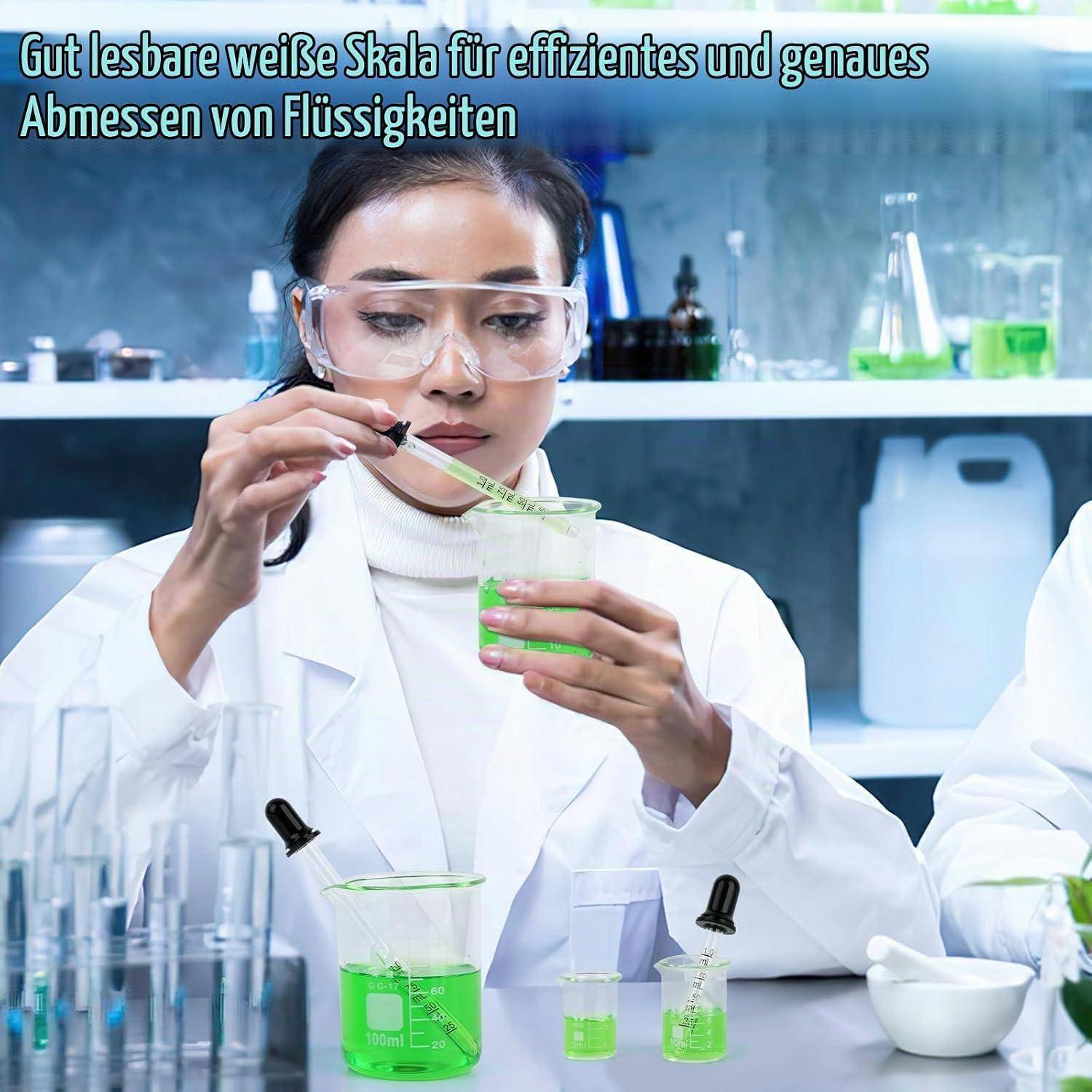 Wissenschaftler im Laborkittel und mit Schutzbrille misst grüne Flüssigkeit mit einer Pipette und einem Becherglas im Labor; deutscher Text besagt „Gute lesbare weiße Skala für effizientes und genaues Abmessen von Flüssigkeiten